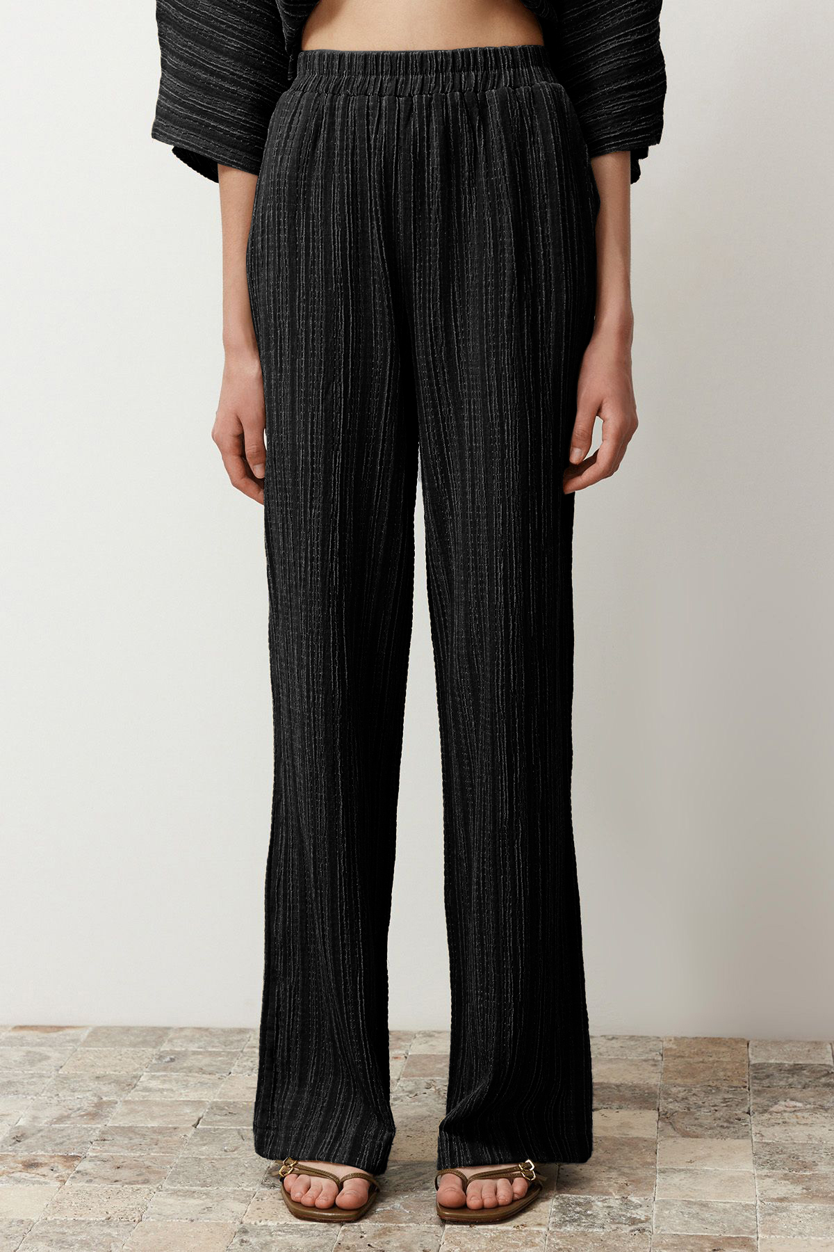  TRENDYOLM?LLA Siyah Beli Lastikli Dokulu Kuma? Dokuma Pantolon