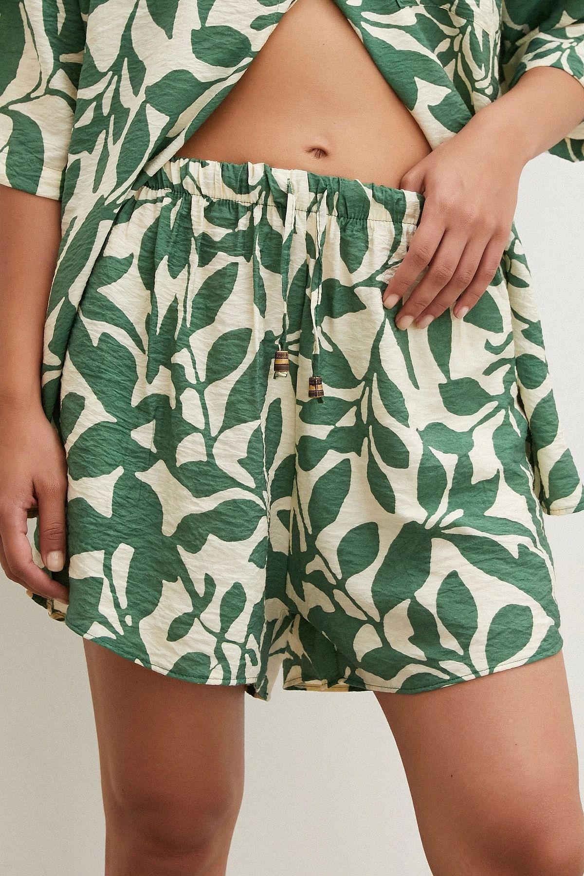 Never more-Set de pantaloni scurți cu model frunze verzi 3