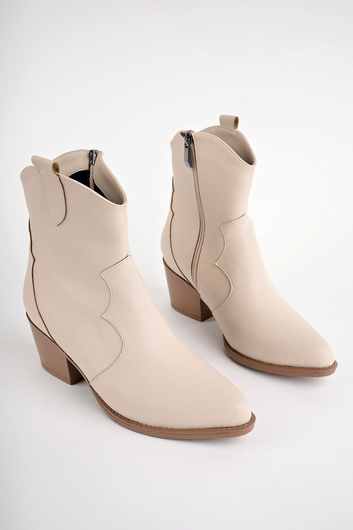 بوت نسائي من الجلد باللون البيج - كعب قصير