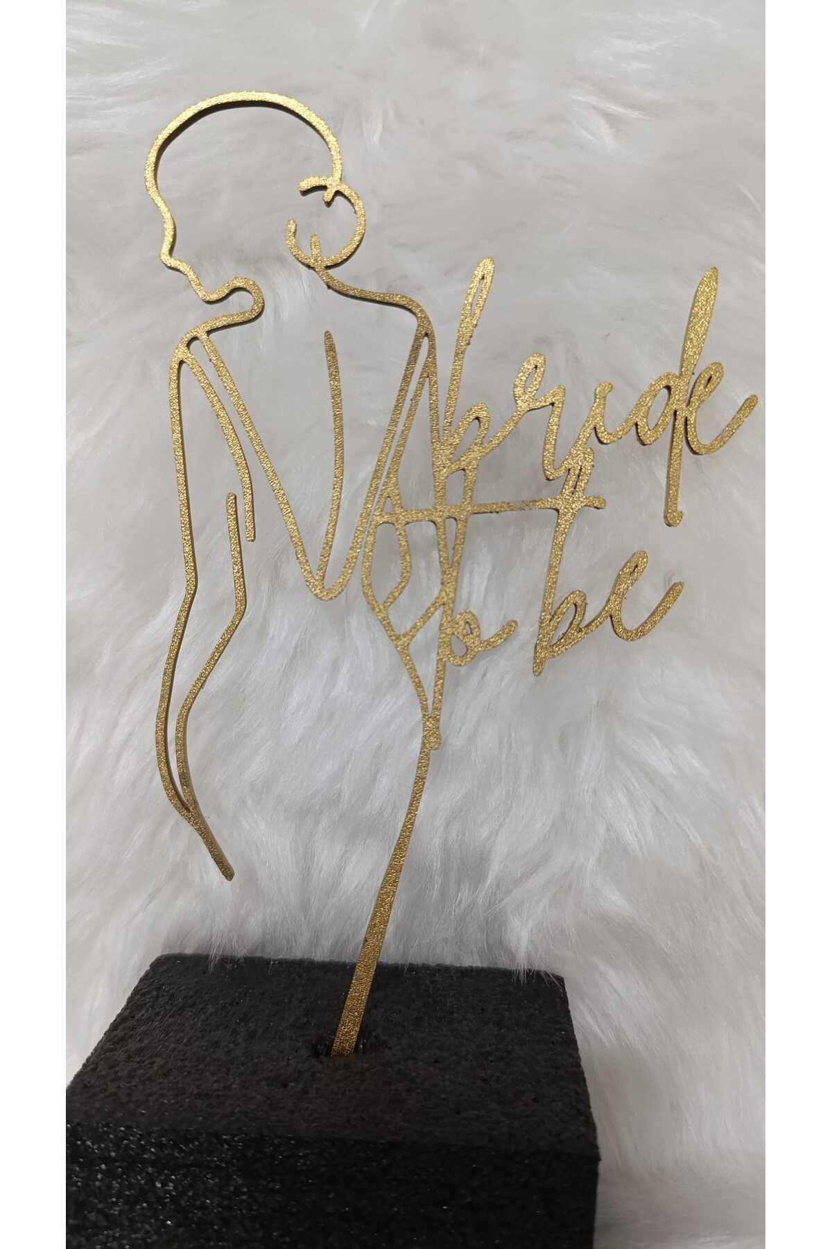 Pasta Üstü Gold Renk Bride To Be Yazılı Altın Renginde Pasta Üzerine Kalp Detaylı Sarı Süs Pleksi