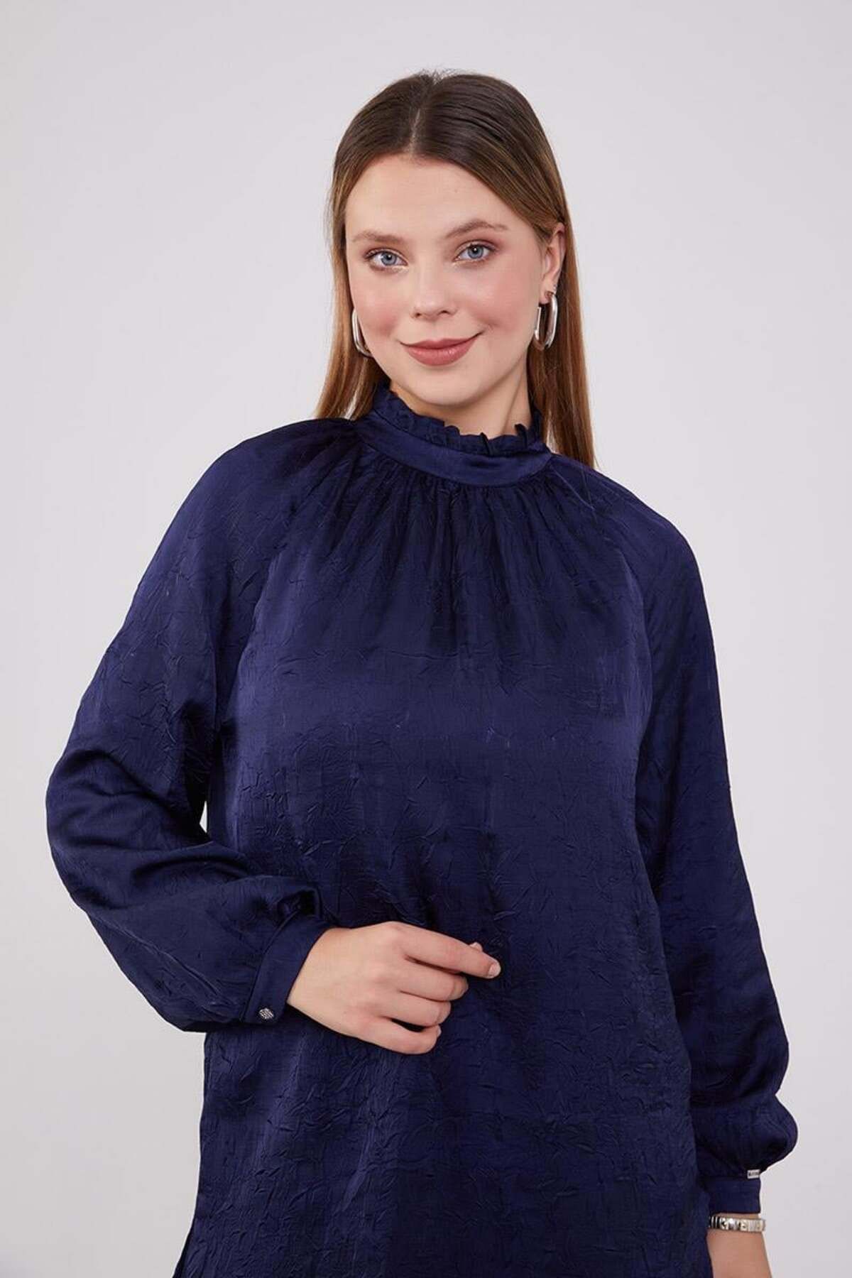 Levidor-- Model Tunic with Burnout from the Collar to the Front 2