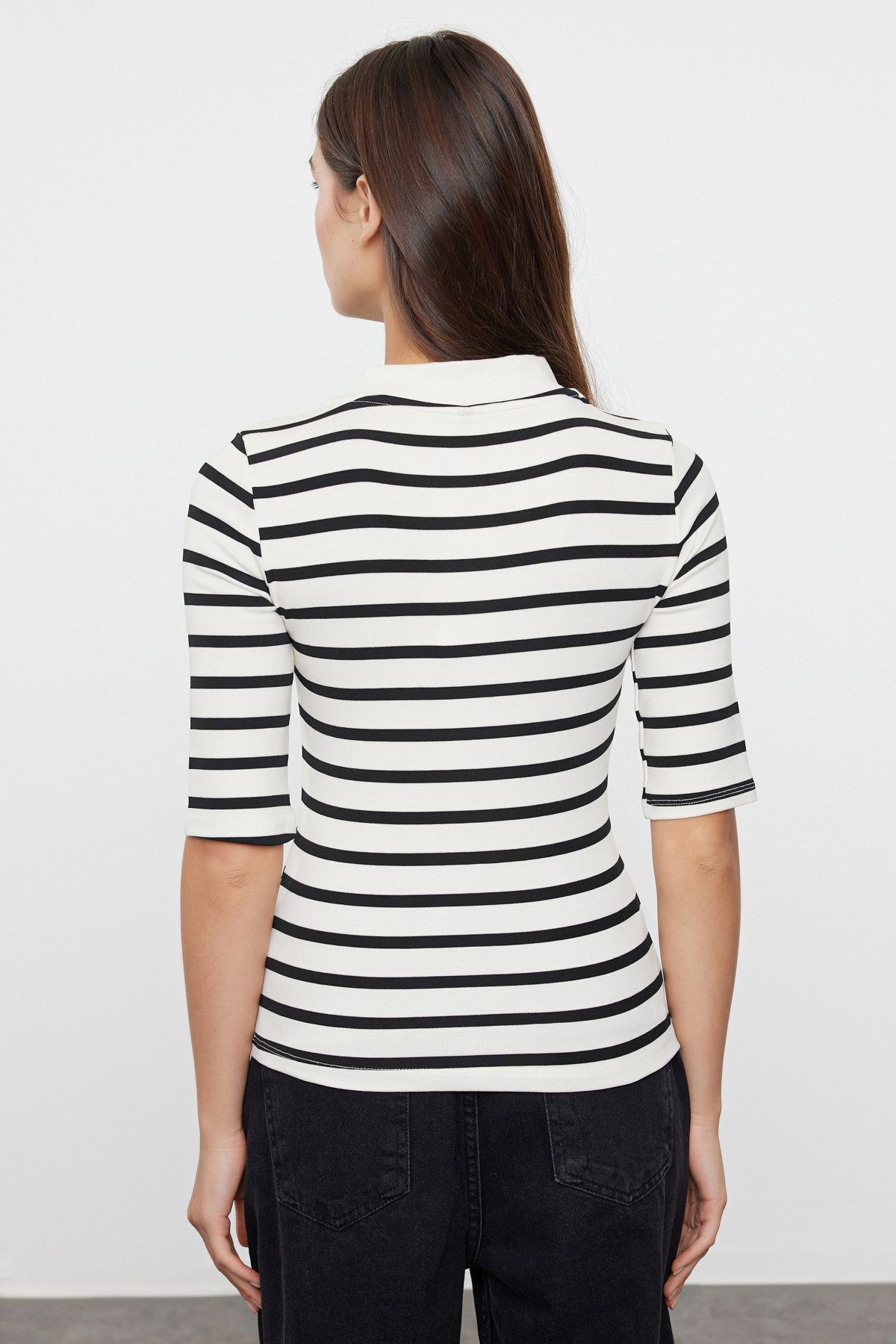 Trendyol Collection-Czarna dzianinowa bluzka w paski – stójka, rękaw 3/4, regularny krój TWOAW25BZ00024 5