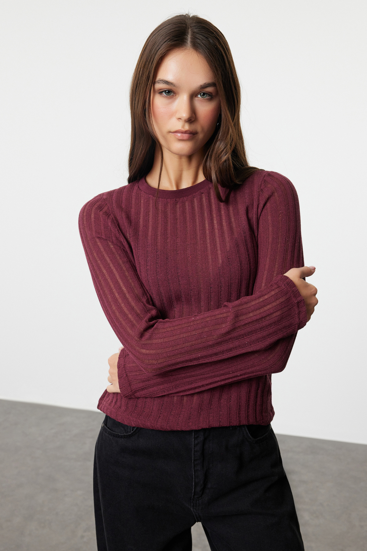 Trendyol Collection Bluzka z dzianiny w kolorze czerwonego claret z okrągłym dekoltem – regularny krój, przezroczysty design TWOAW24BZ00094