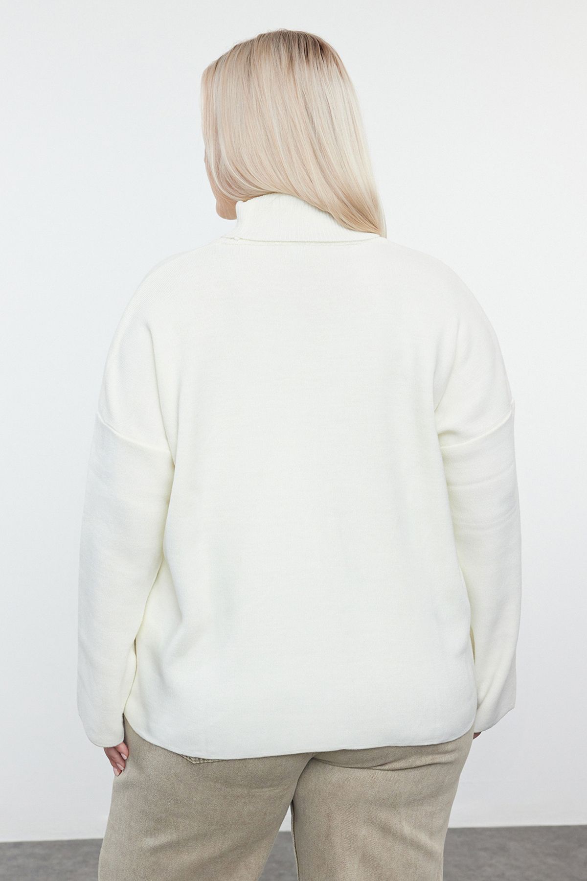 Trendyol Curve-Rollkragenpullover in Ecru, weite Passform TBBAW25AN00019 5