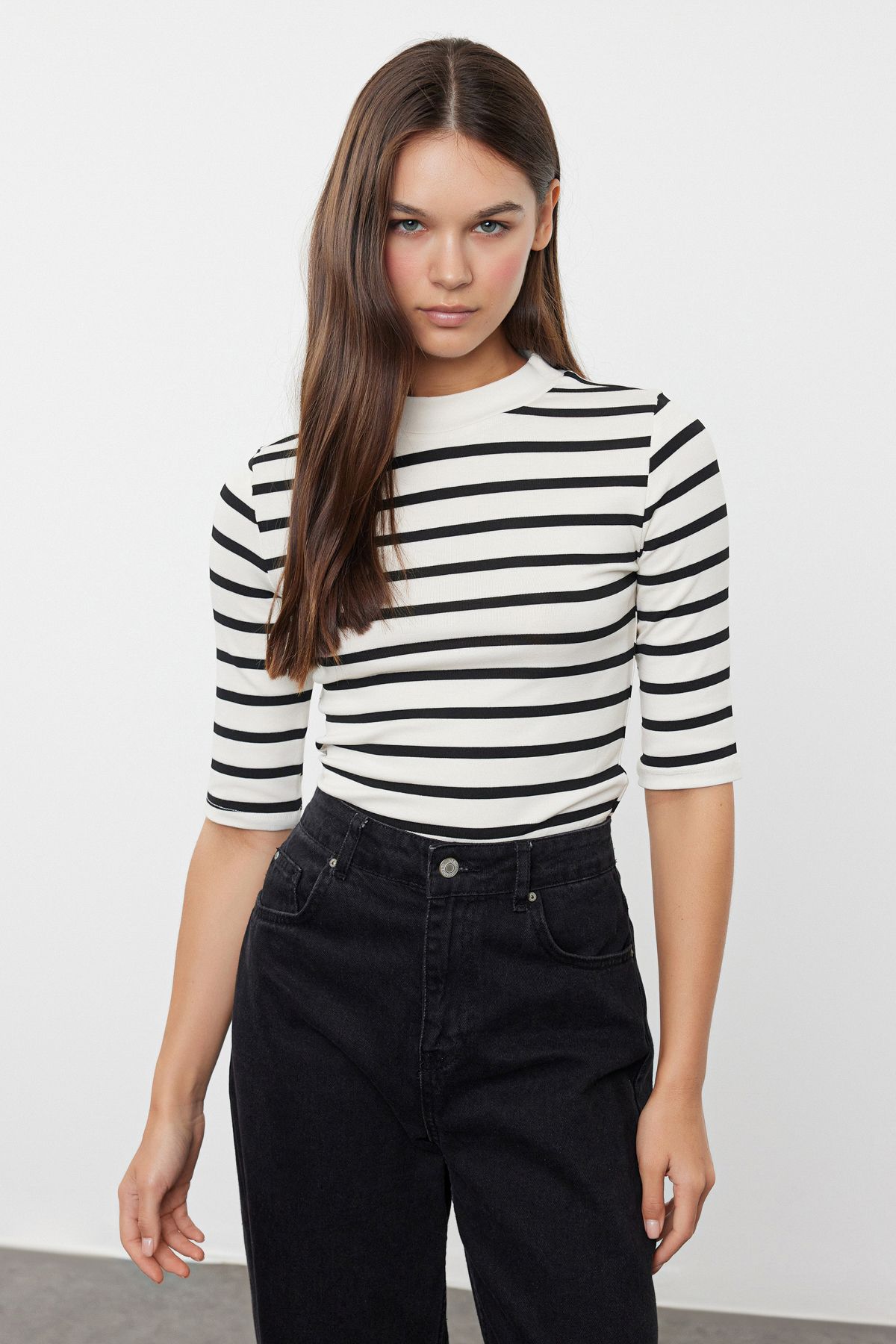 Trendyol Collection-Czarna dzianinowa bluzka w paski – stójka, rękaw 3/4, regularny krój TWOAW25BZ00024 1