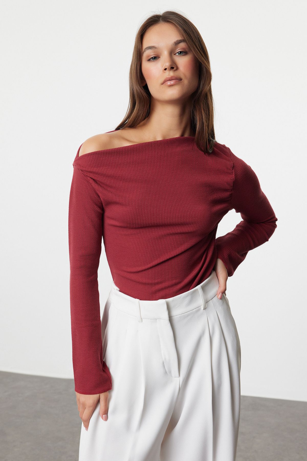 Trendyol Collection Elastyczna Bordowa Drapowana Bluzka Dzianinowa - Dekolt Łódkowy, Asymetryczna Kobieta - S