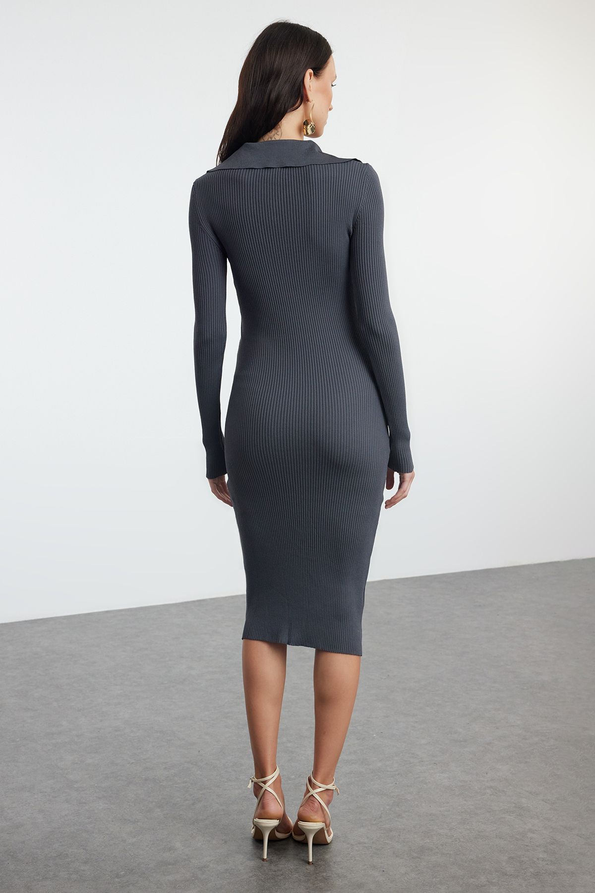 Trendyol Collection-Sukienka dzianinowa midi z golfem i antracytowym dekoltem - TWOAW24EL00030 5