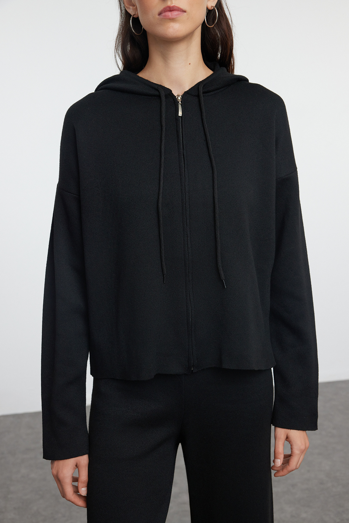 Trendyolmilla  Siyah Kapüşonlu Triko Alt-Üst Takım TWOAW25AU00031 - Görsel 3