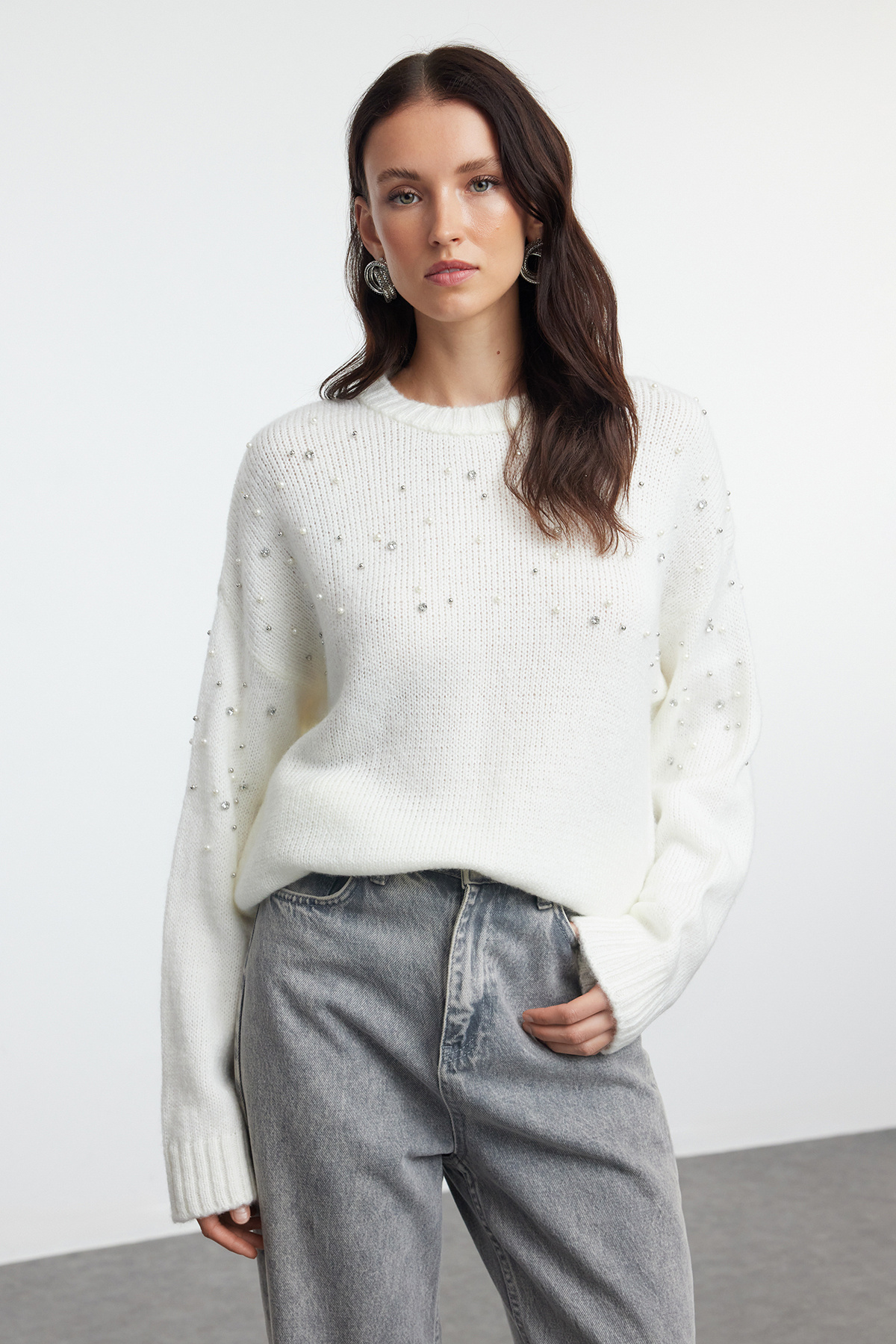 Trendyol Collection Kővel hímzett puha kötöttáru pulóver - Ecru TWOAW25KZ00227