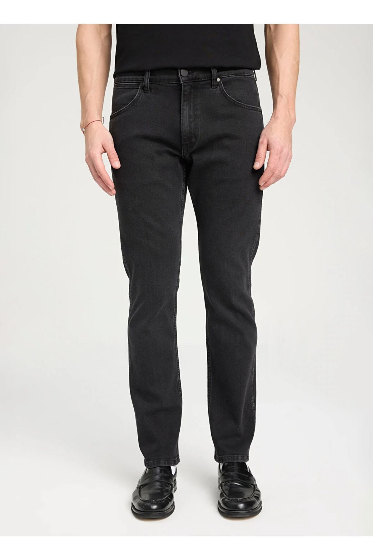 WRANGLER-Czarne jeansy Greensboro - niski stan, prosta nogawka, regularny krój 3