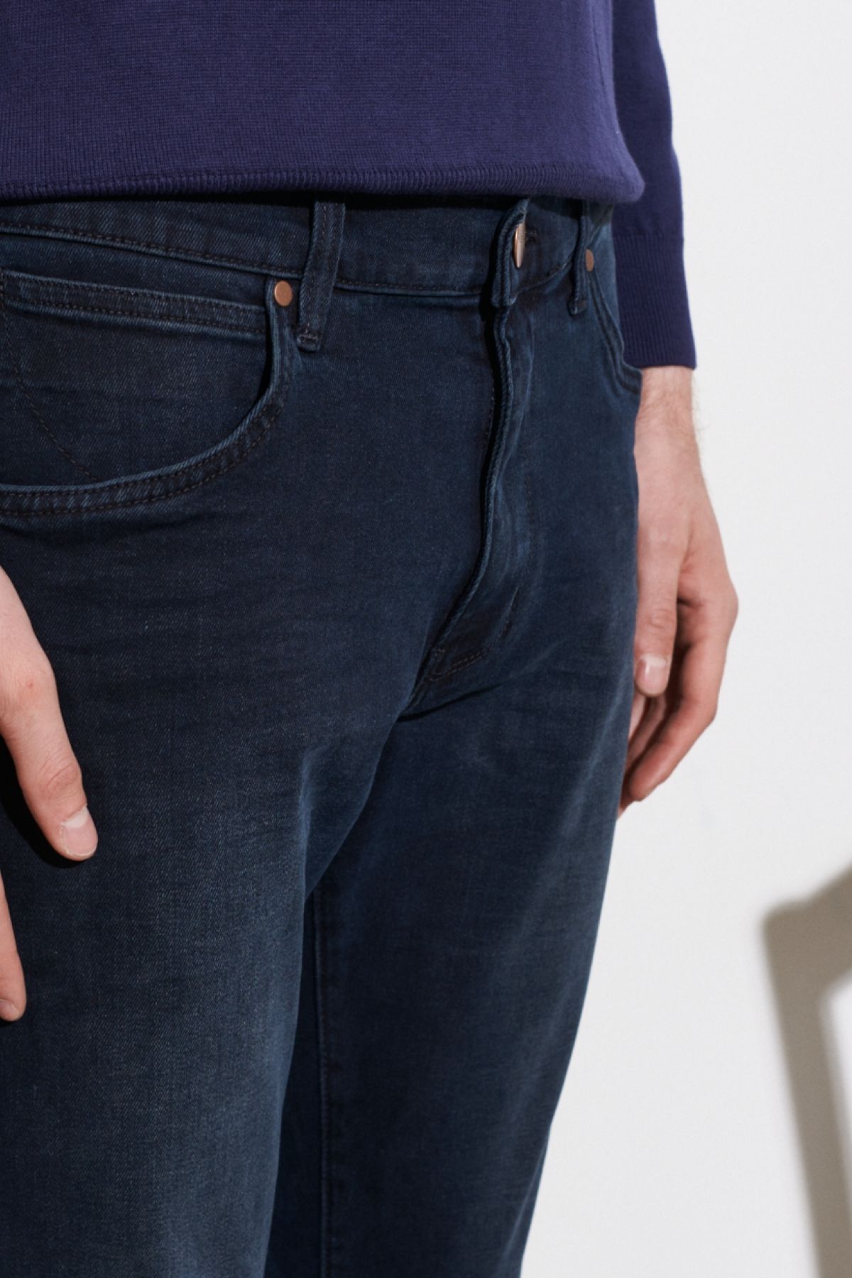 شلوار جین مشکی مردانه انعطاف پذیر کم کمر مناسب Wrangler