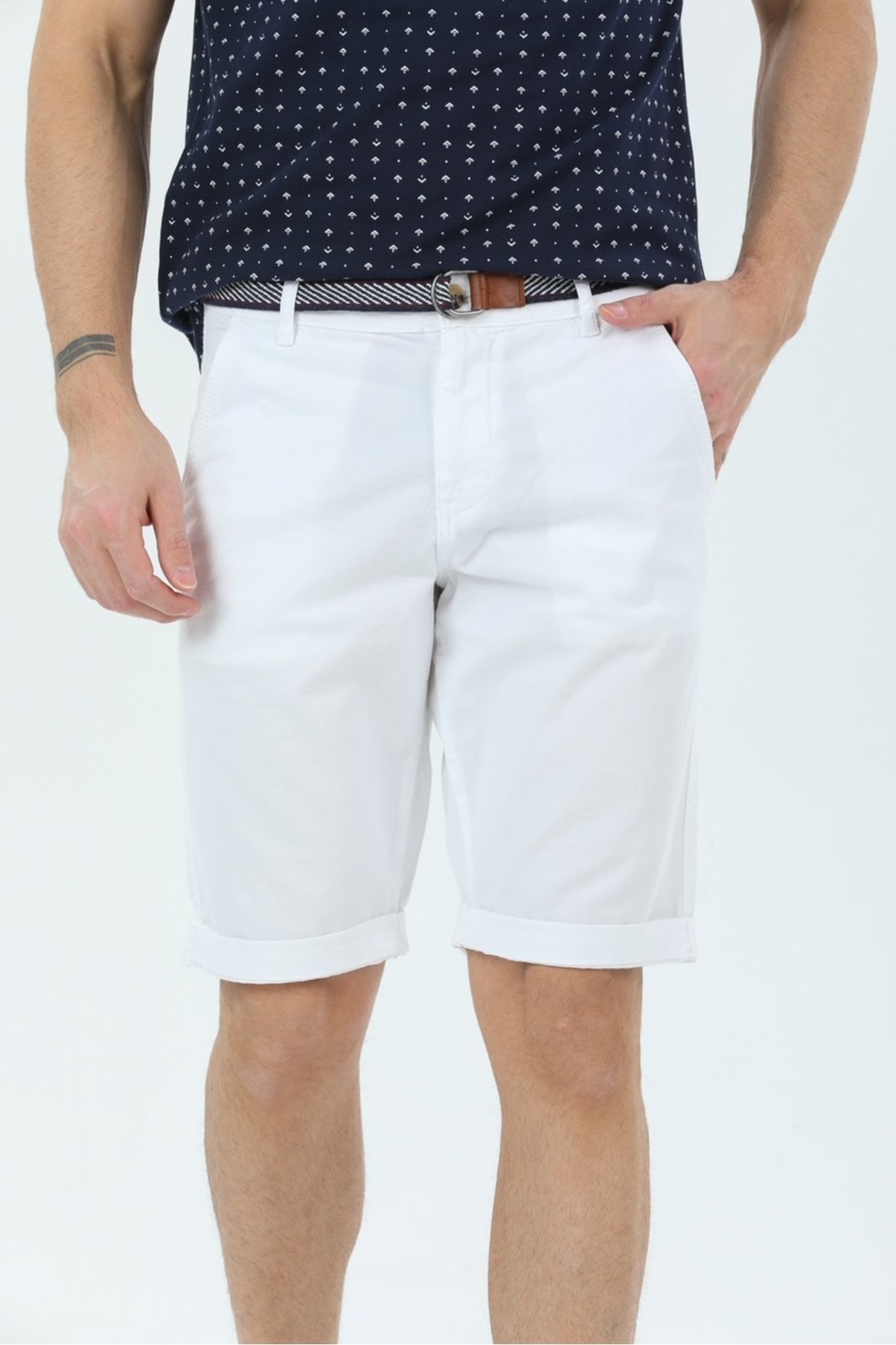 وایز شلوارک کاپری مردانه سفید نخی، راحت و مناسب برای همه سنین، دارای جیب‌های کناری و کمربند آزاد