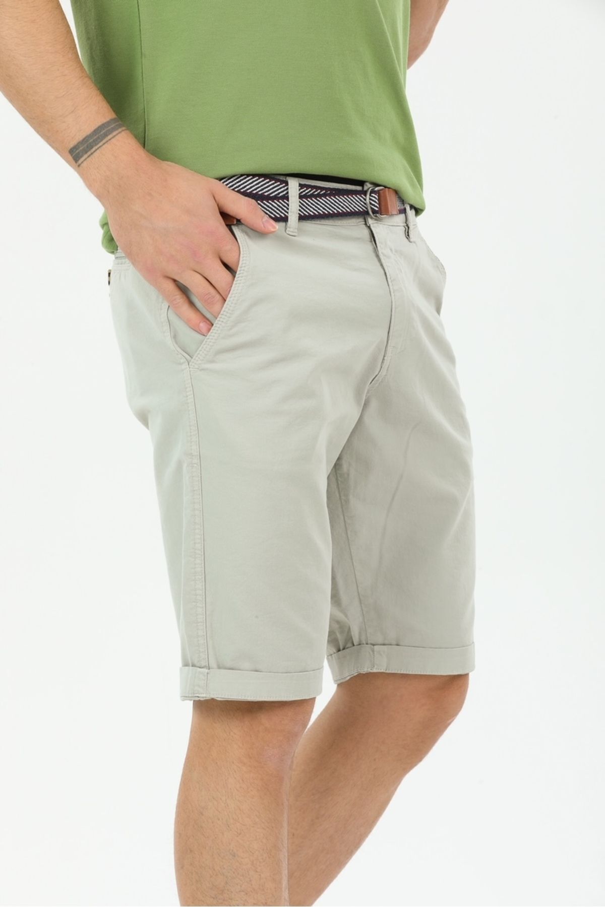 وایز شلوارک کاپری مردانه نخی خاکستری با جیب‌های کناری و کمربند آزاد