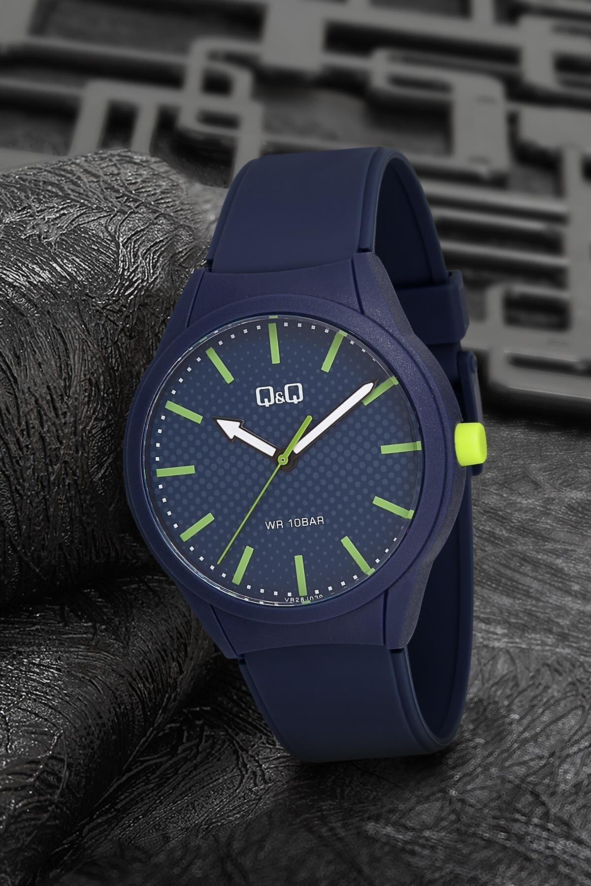 Q&Q Montre unisexe en silicone avec boucle ardillon 10 bar analogique à quartz, bracelet