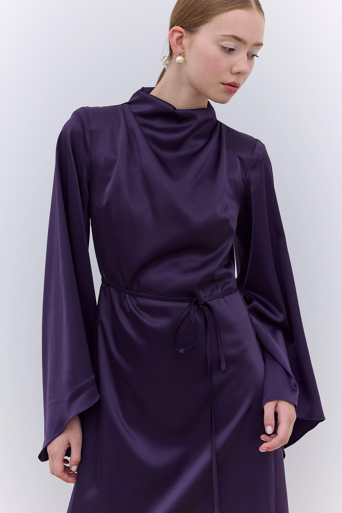 Manuka-Lila Satin-Abendkleid mit weitem Ärmel 2