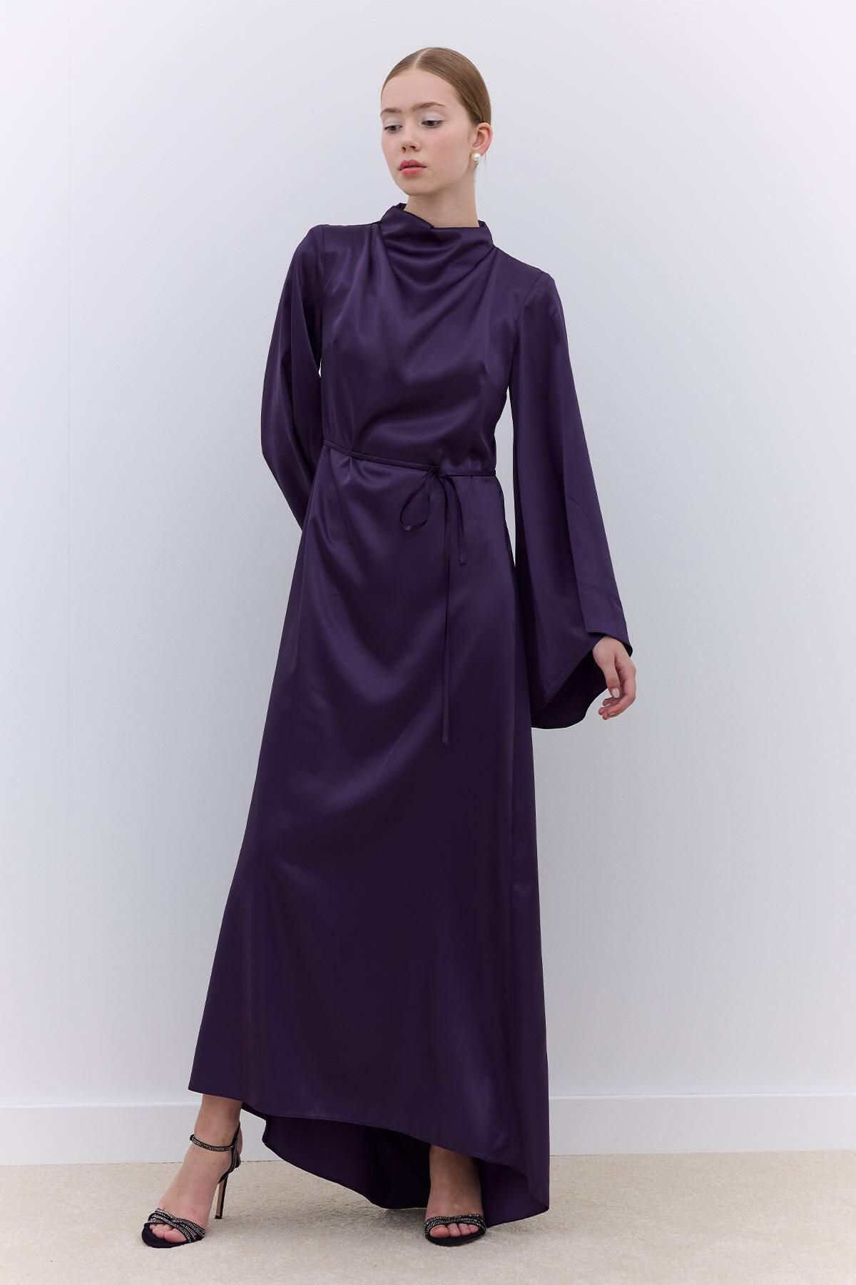 Manuka-Lila Satin-Abendkleid mit weitem Ärmel 3