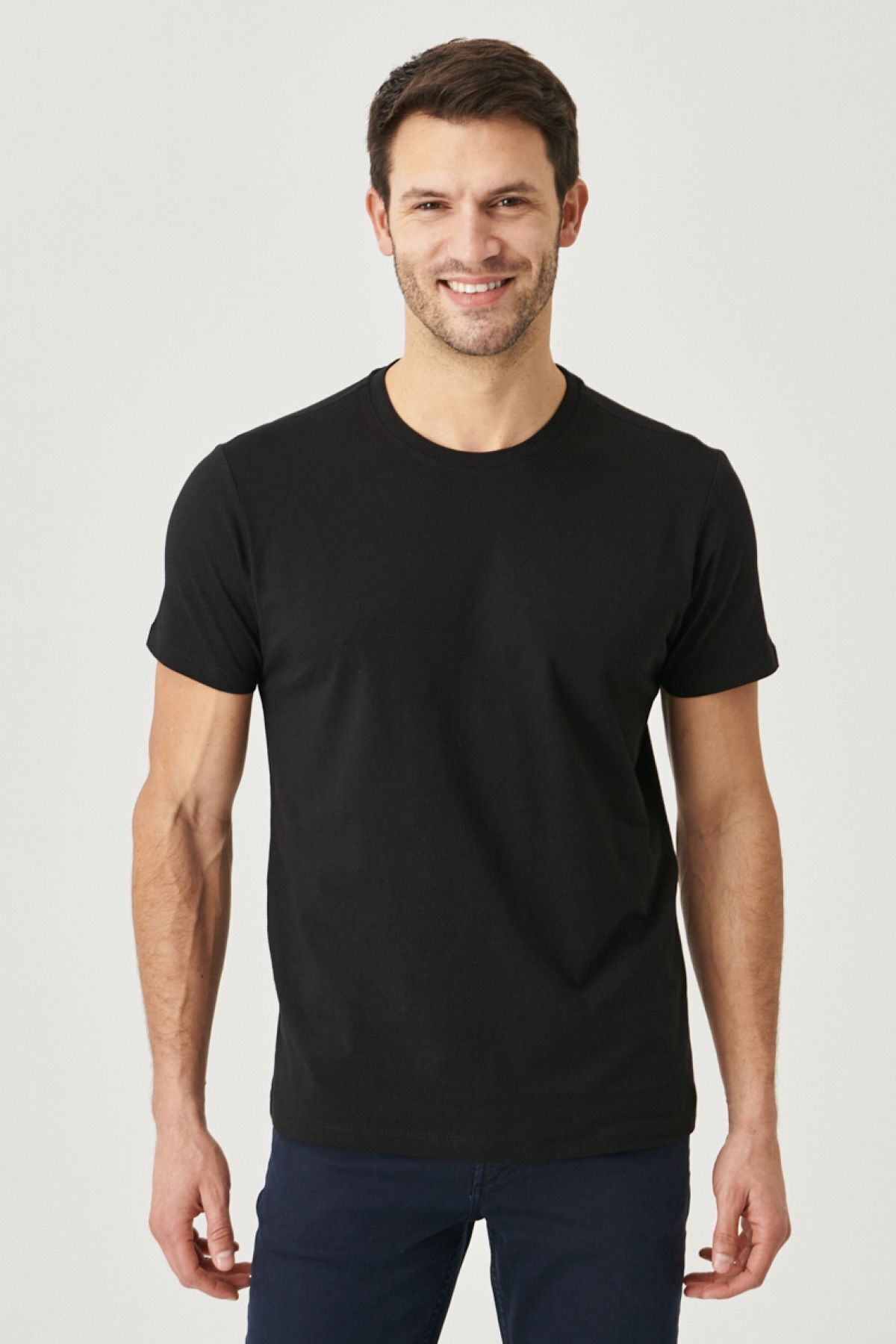 Erkek Siyah %100 Pamuk Slim Fit Dar Kesim Bisiklet Yaka Basic Tişört