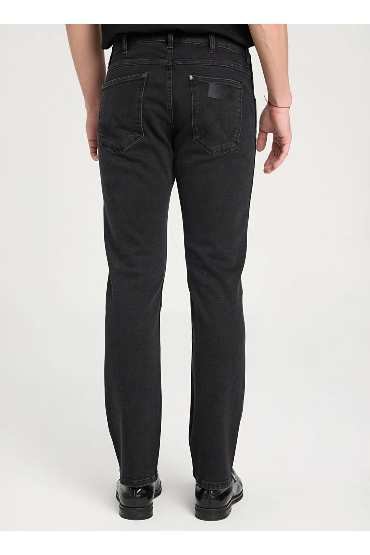 WRANGLER-Czarne jeansy Greensboro - niski stan, prosta nogawka, regularny krój 5