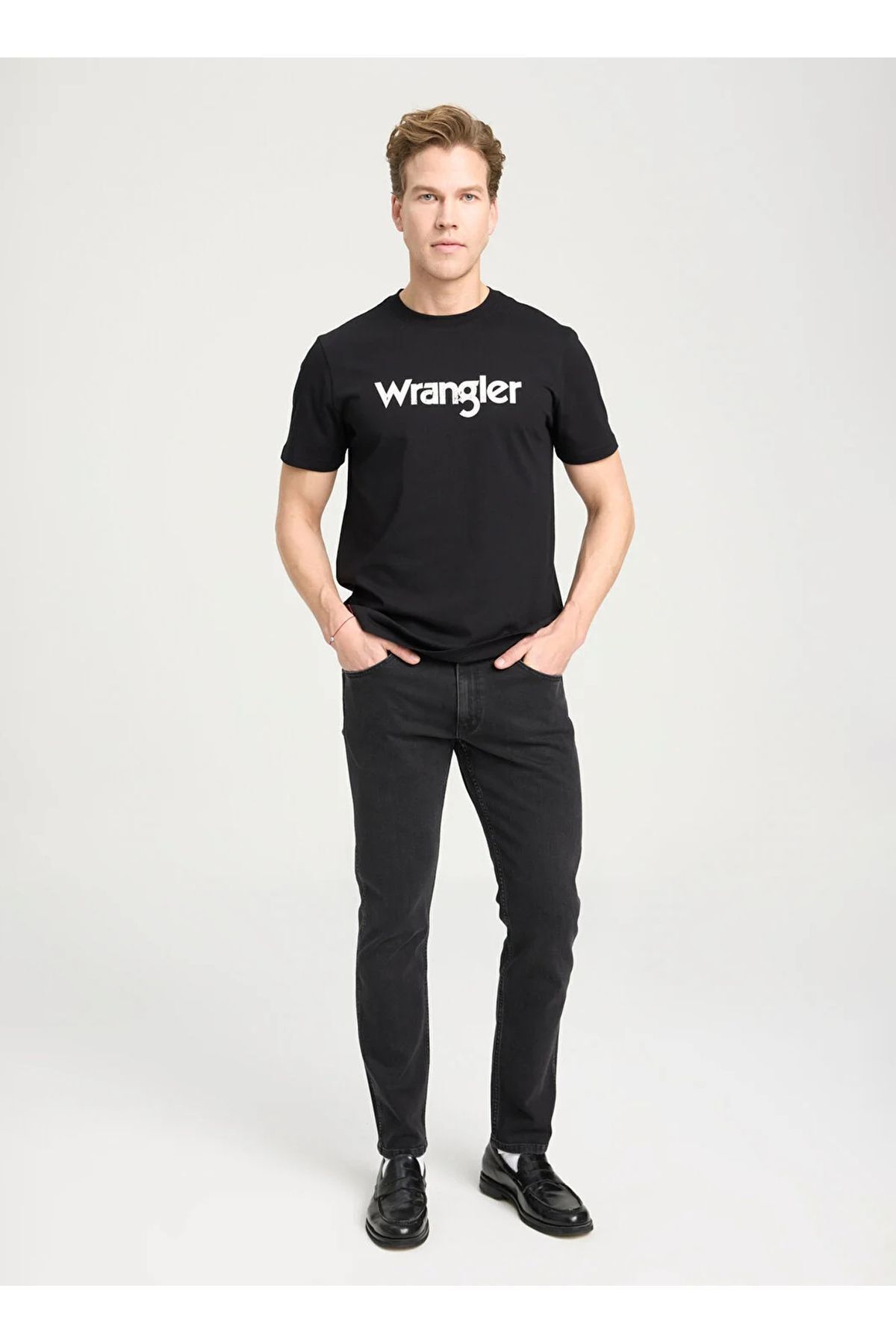 WRANGLER-Czarne jeansy Greensboro - niski stan, prosta nogawka, regularny krój 1