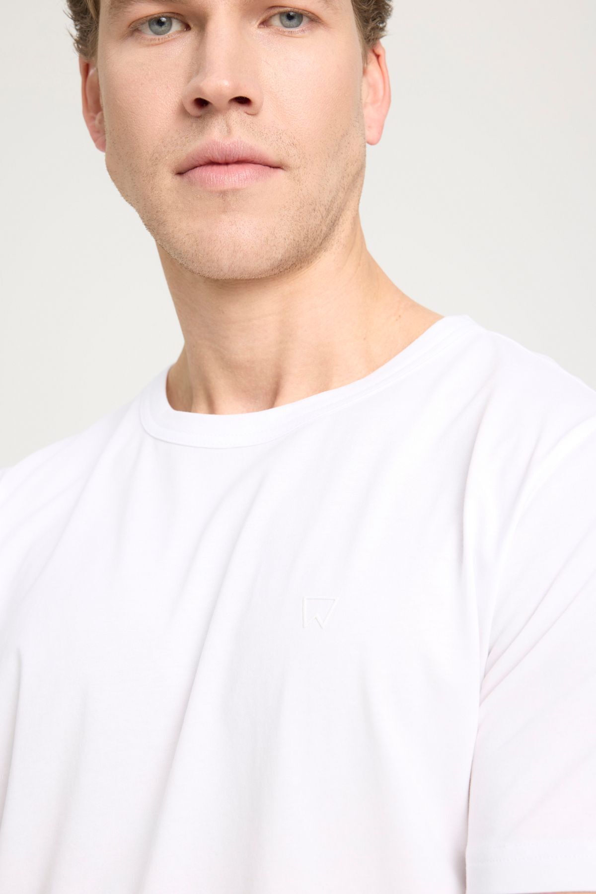 WRANGLER-Ecru T-shirt z okrągłym dekoltem, 100% bawełny, regularny krój 4