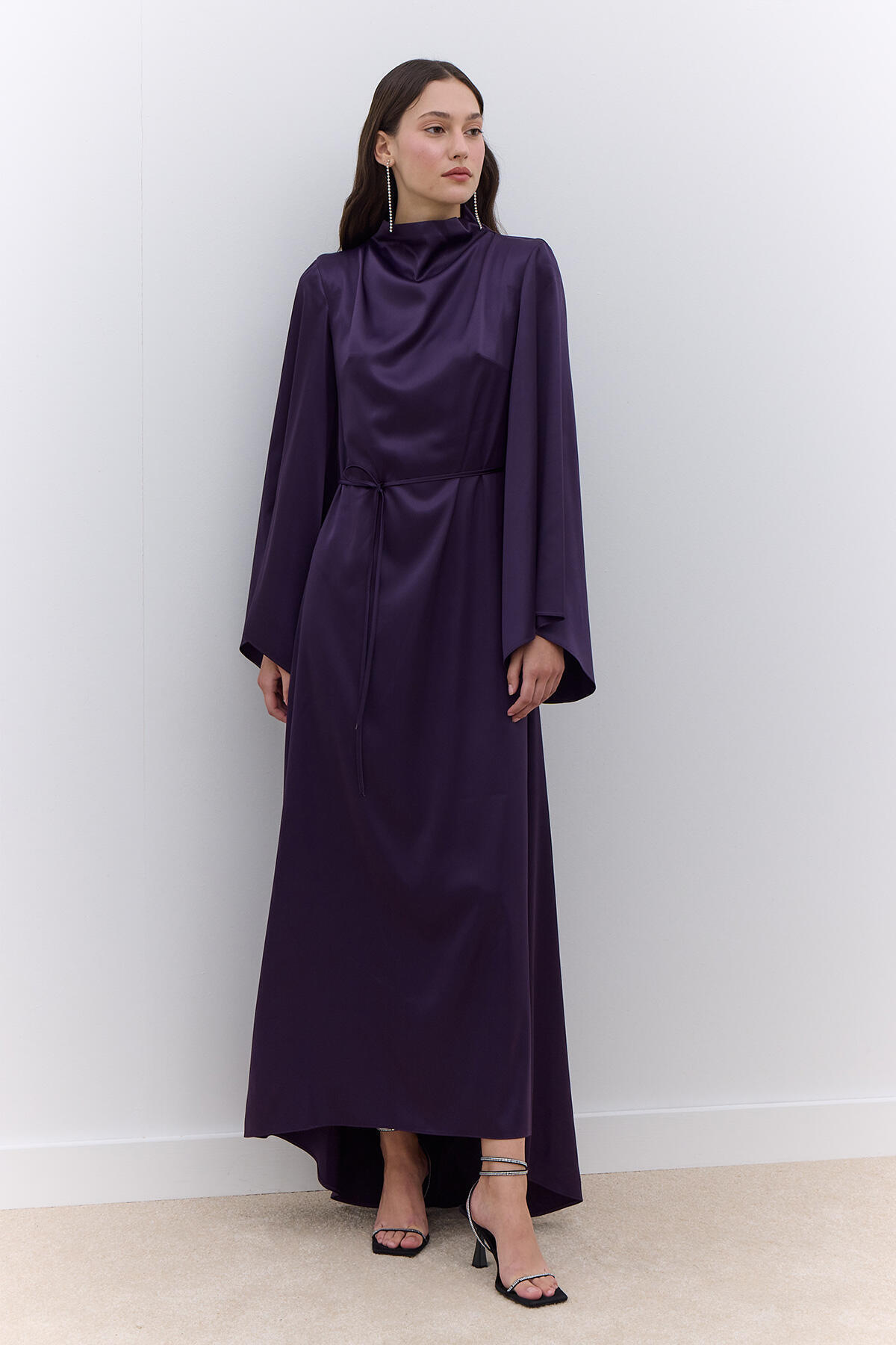 Manuka-Lila Satin-Abendkleid mit weitem Ärmel 7