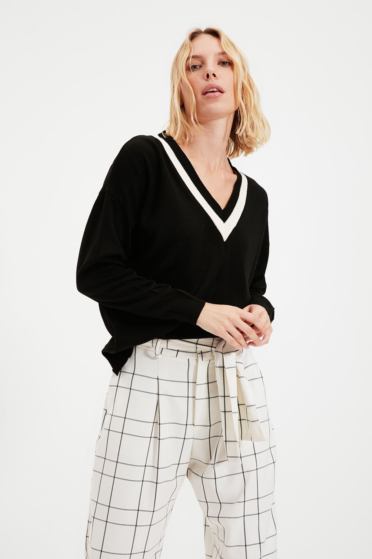 Trendyol Collection Pullover Schwarz Regular Fit Fast ausverkauft