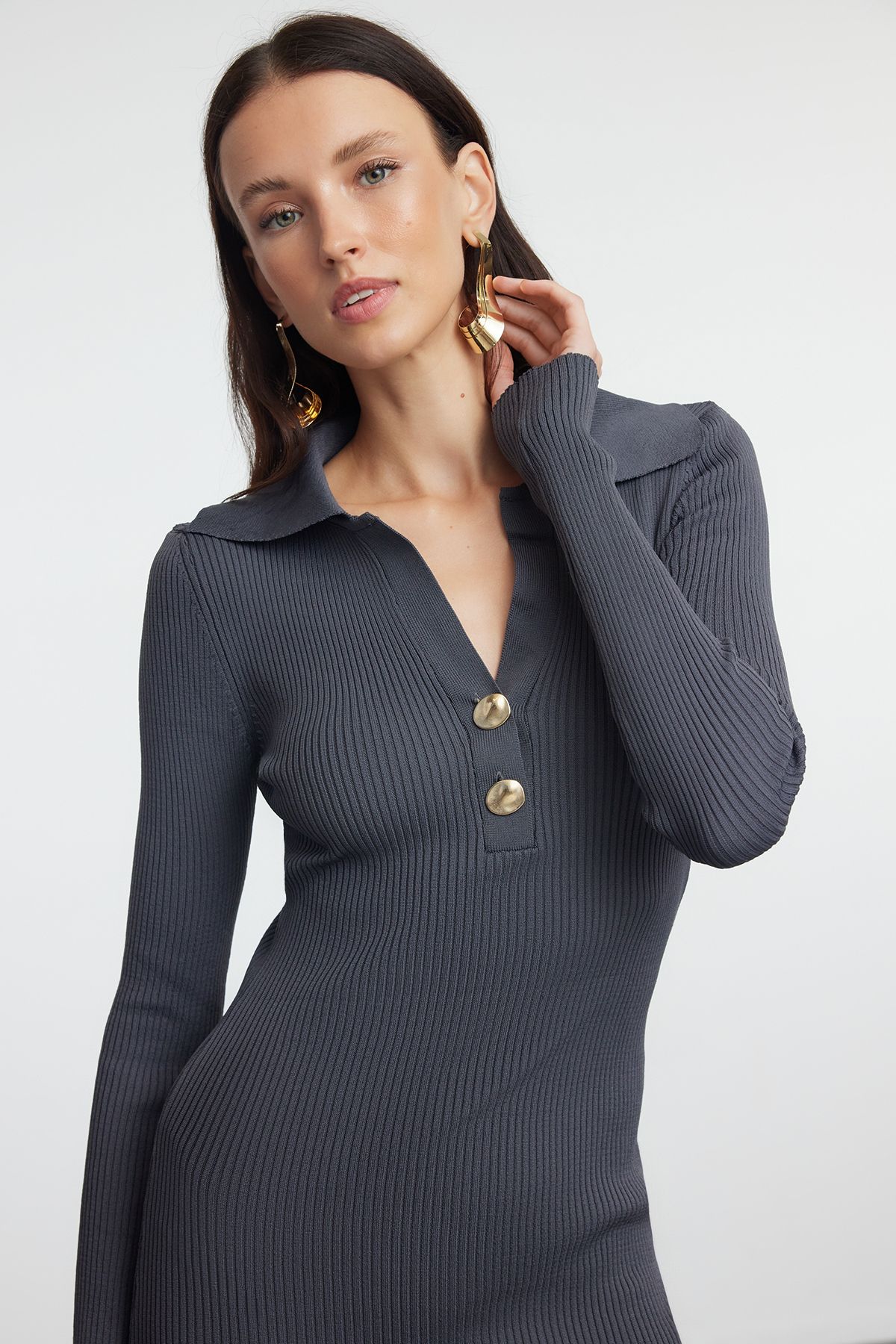 Trendyol Collection-Sukienka dzianinowa midi z golfem i antracytowym dekoltem - TWOAW24EL00030 2
