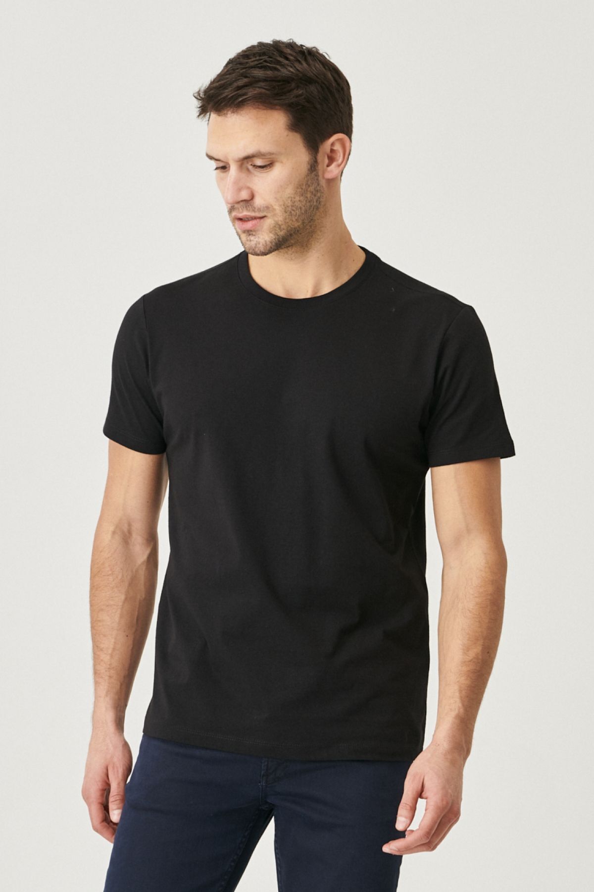 Erkek Siyah %100 Pamuk Slim Fit Dar Kesim Bisiklet Yaka Basic Tişört