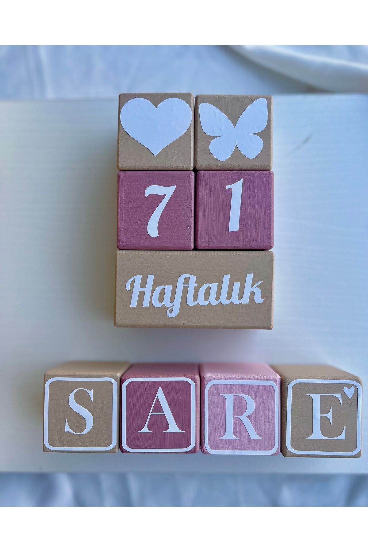 Krem pembe  anı küpü ve 4 Harfli isim küpü