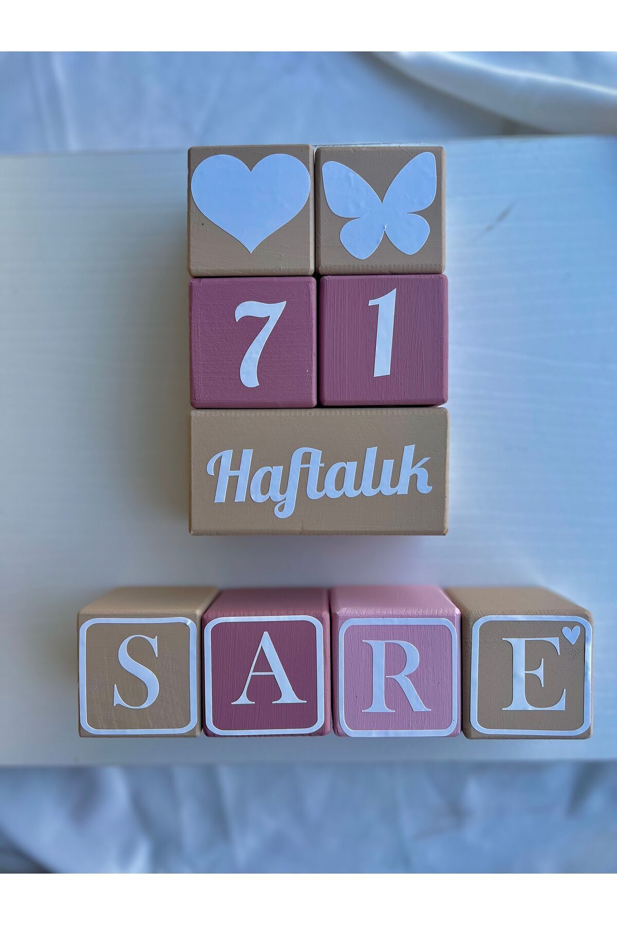 Krem pembe  anı küpü ve 4 Harfli isim küpü