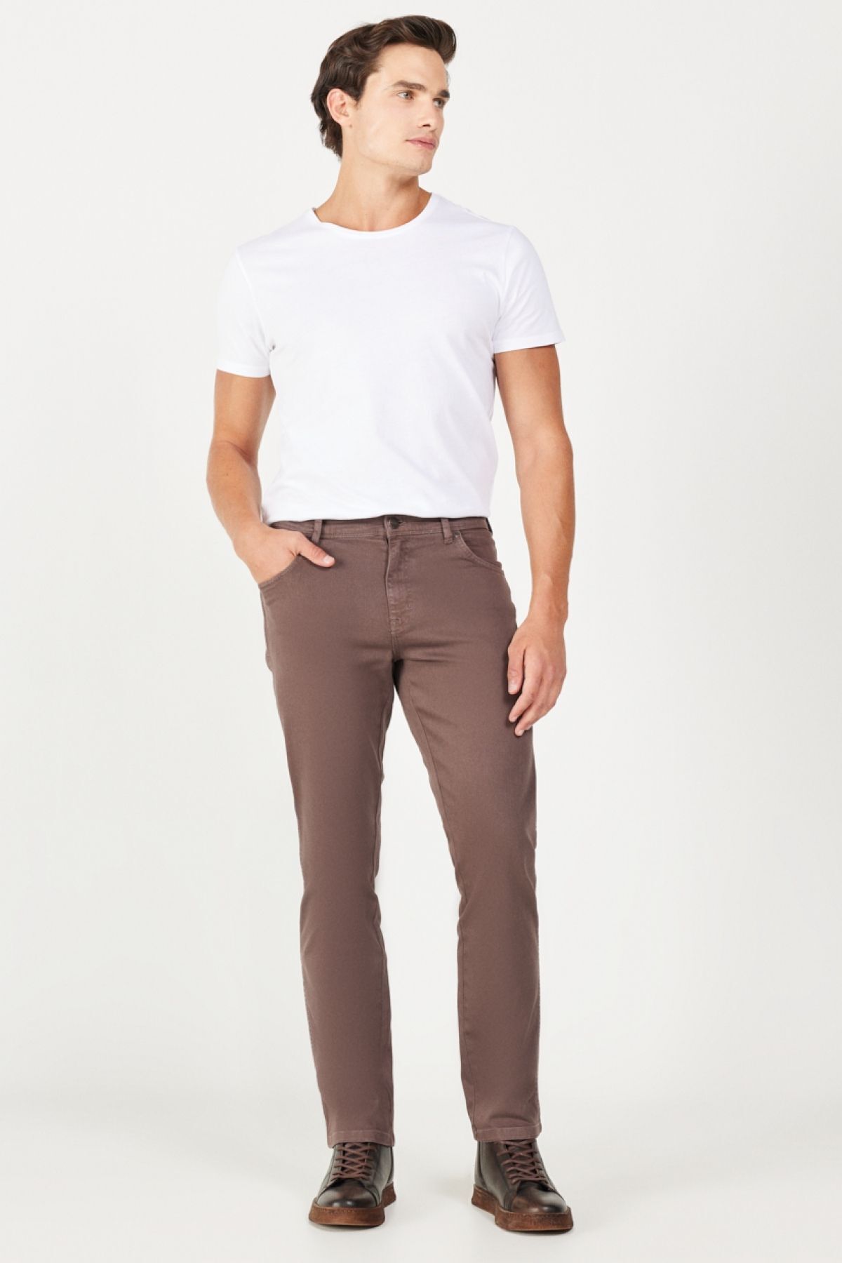 WRANGLER-Texas Slim Fit – Flexible braune Hose mit normaler Taille 2