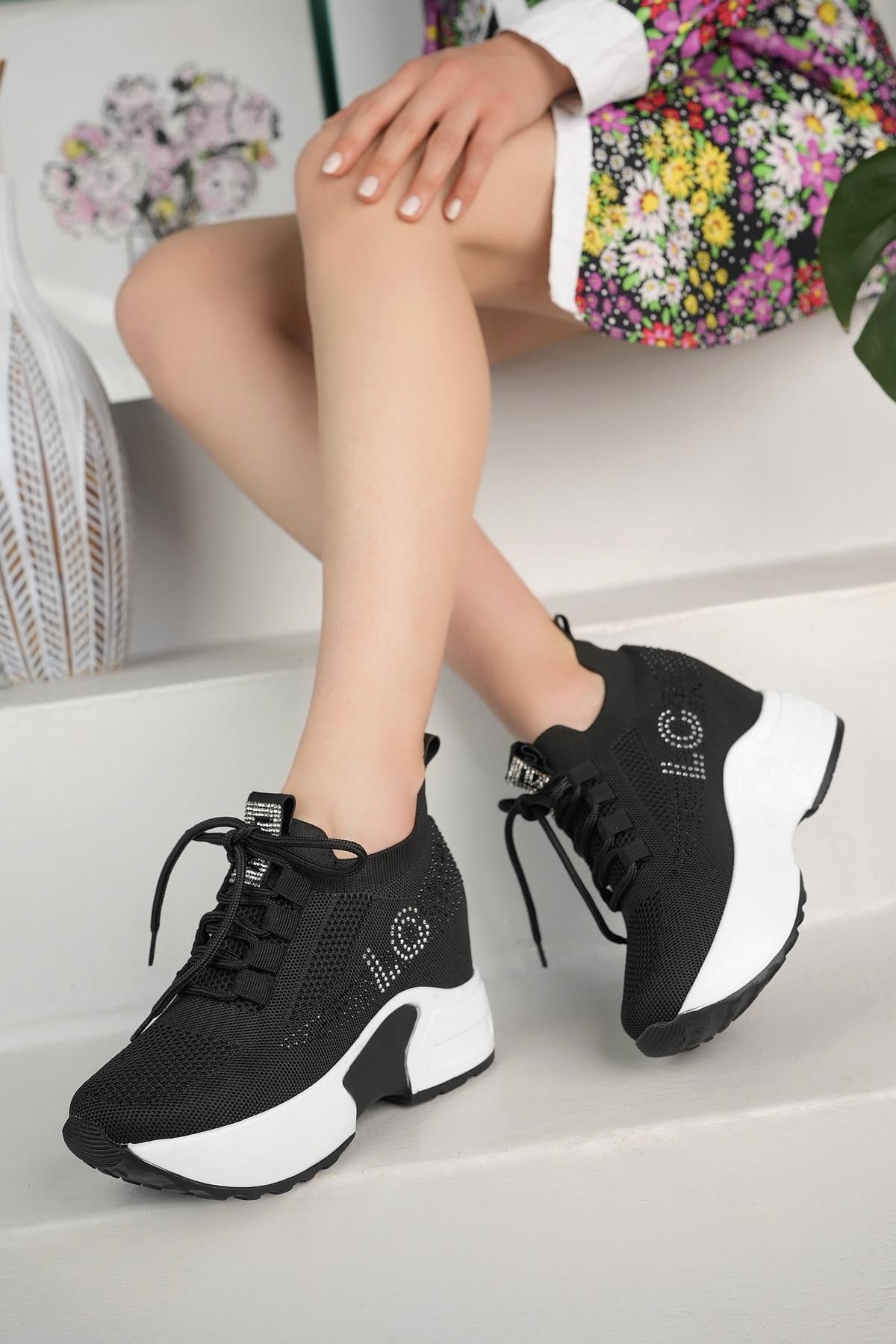 une femme avec des talons et des lacets des baskets