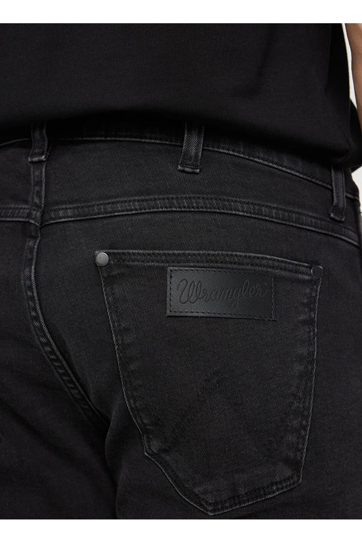 WRANGLER-Czarne jeansy Greensboro - niski stan, prosta nogawka, regularny krój 4