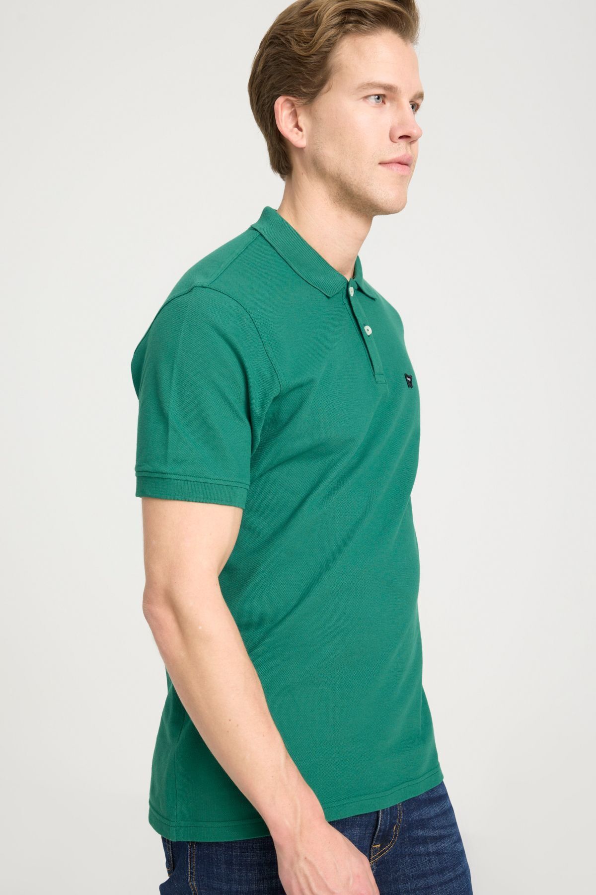 WRANGLER-Regular Fit Normal geschnittenes Polo-Kragen-T-Shirt in Grün aus 100 % Baumwolle 2