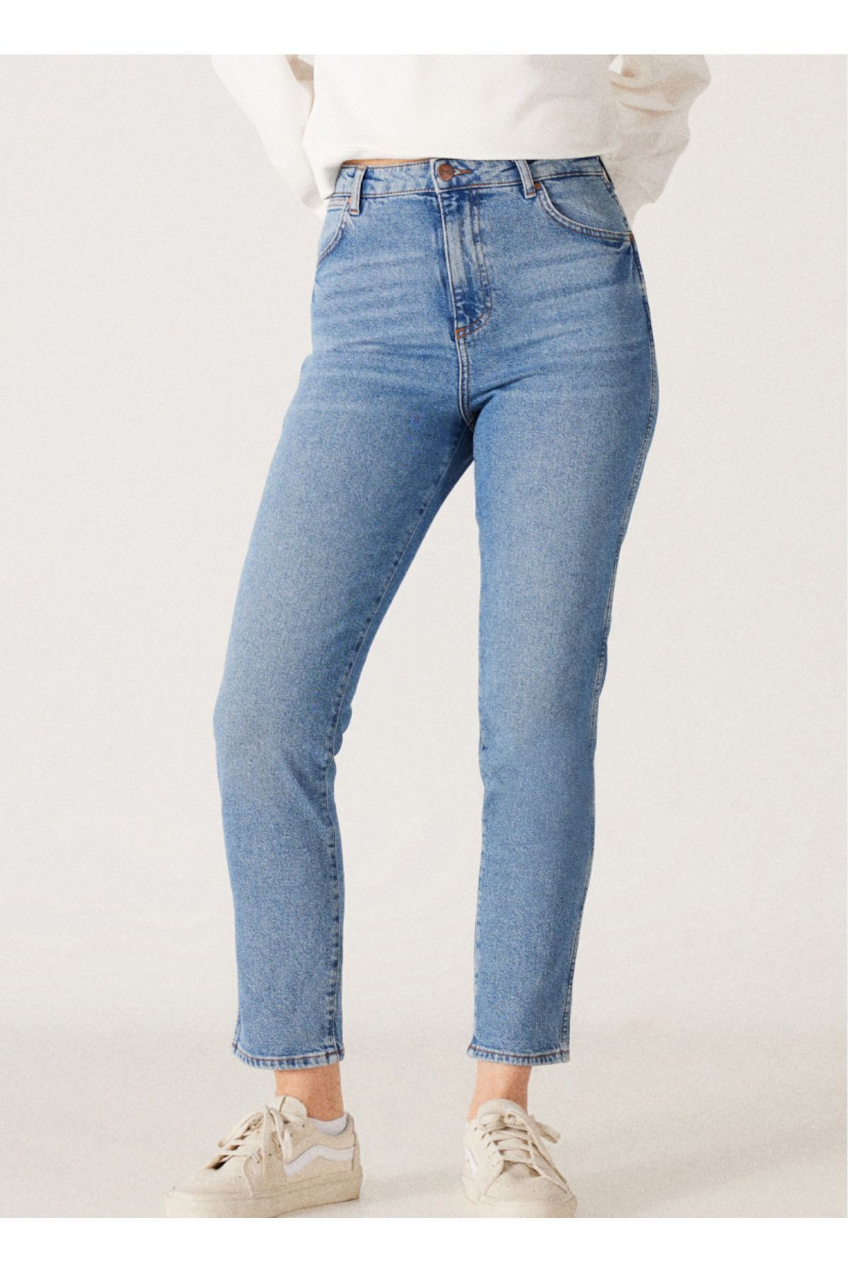 un pantalon en jean de mom jean