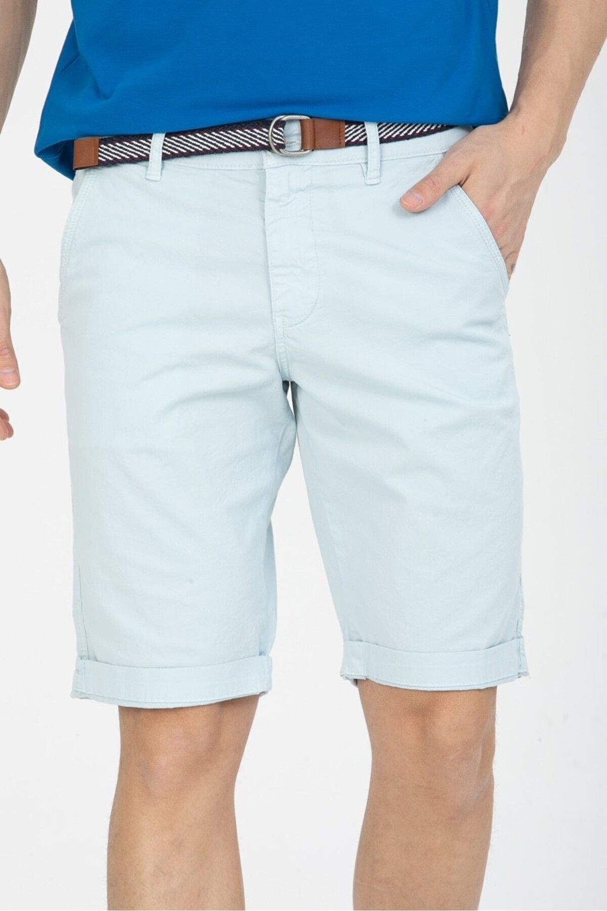 وایز شلوارک کاپری مردانه نخی آبی رنگ با جیب‌های کناری و کمربند آزاد
