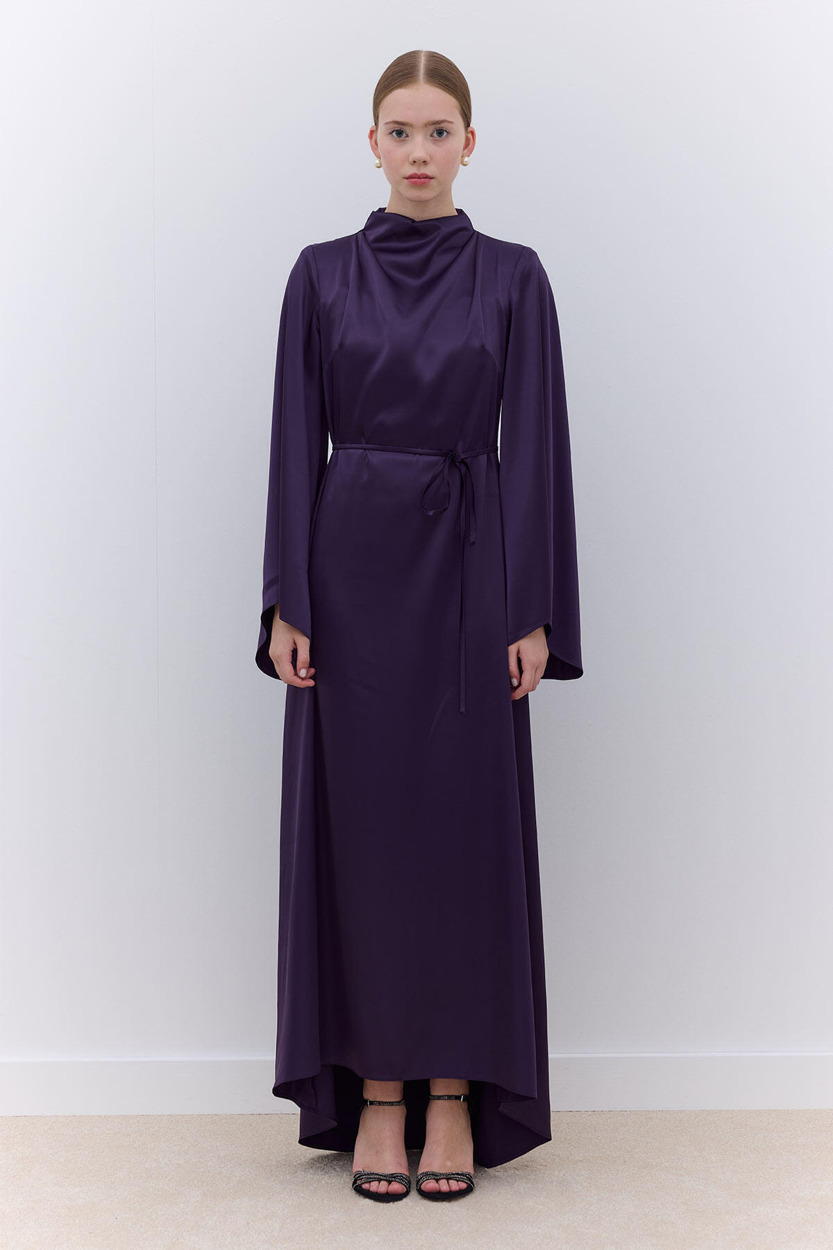 Manuka-Lila Satin-Abendkleid mit weitem Ärmel 4