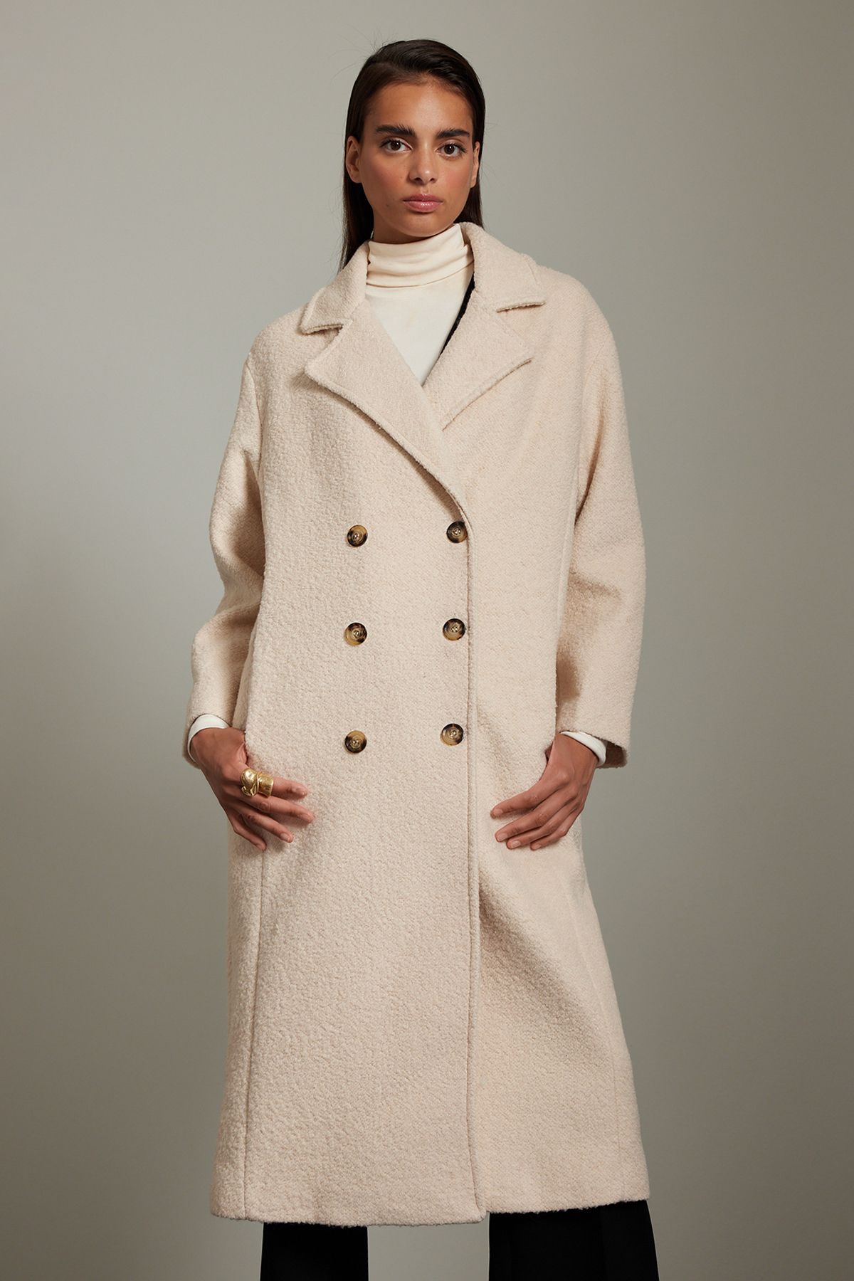 Trendyol Collection-Długi wełniany płaszcz Boucle Regular - jasnobeżowy Twoaw25kb00034 1