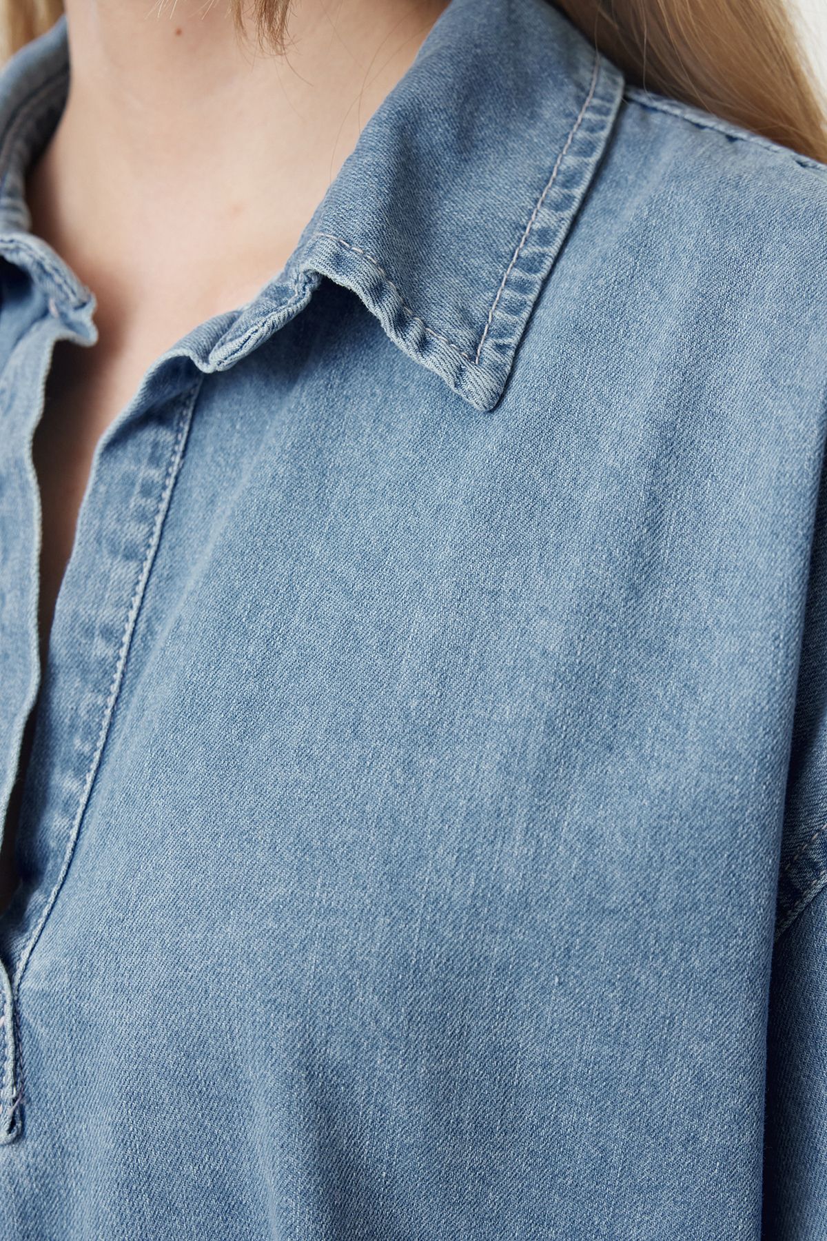 Trendyol Collection-Übergroßes blaues Jeanshemd zum Binden, TWOAW25GO00082 3