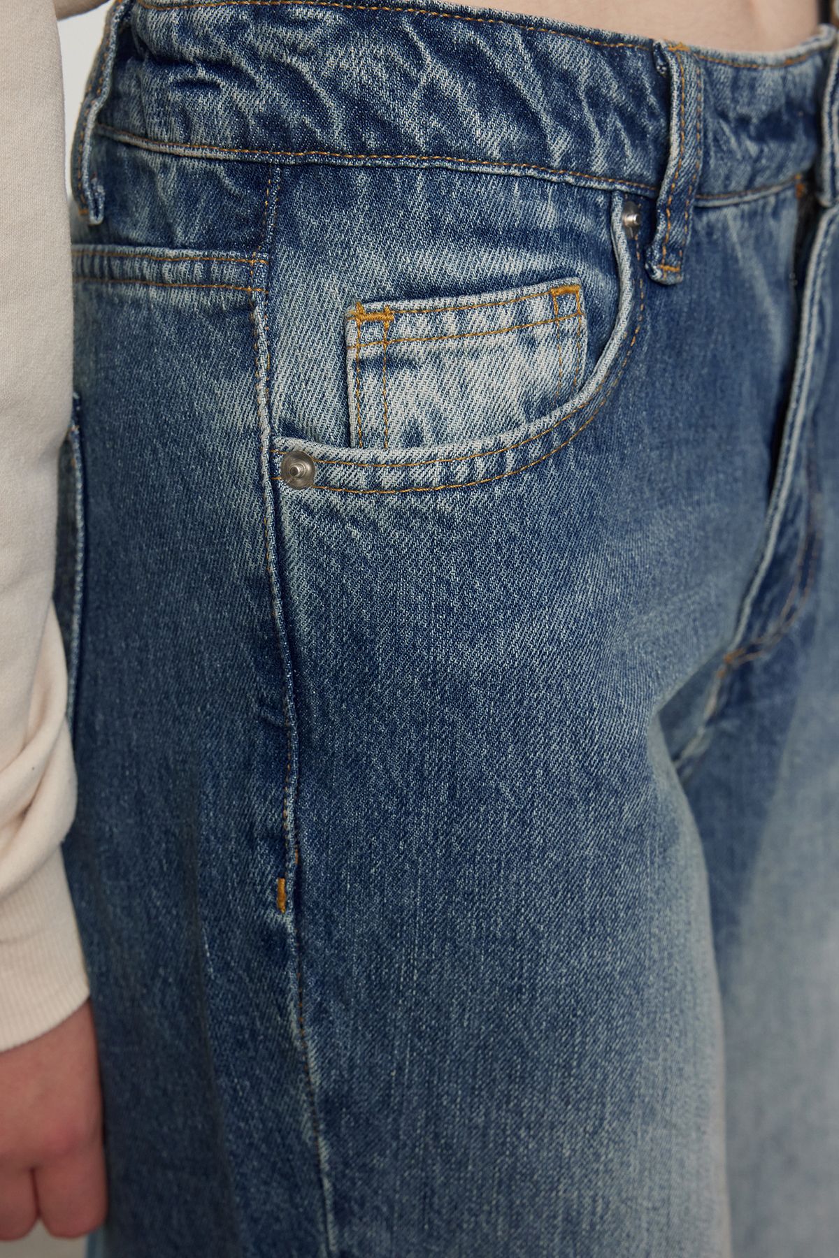 Trendyol Collection-Jeansy Vintage Mega Baggy z wysokim stanem - Blue Pale Effect Barrel Twoaw25Je00295 4