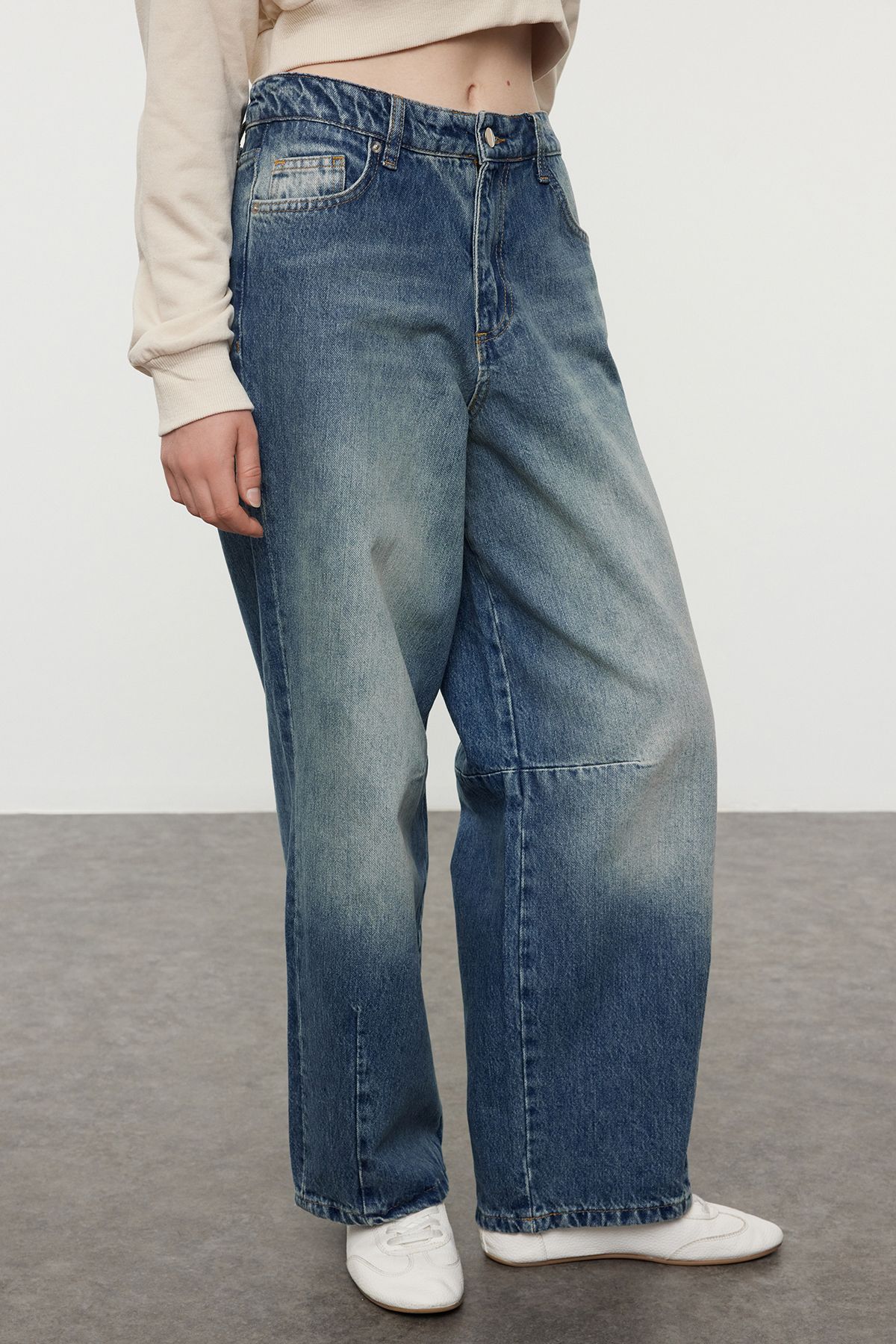 Trendyol Collection-Jeansy Vintage Mega Baggy z wysokim stanem - Blue Pale Effect Barrel Twoaw25Je00295 3