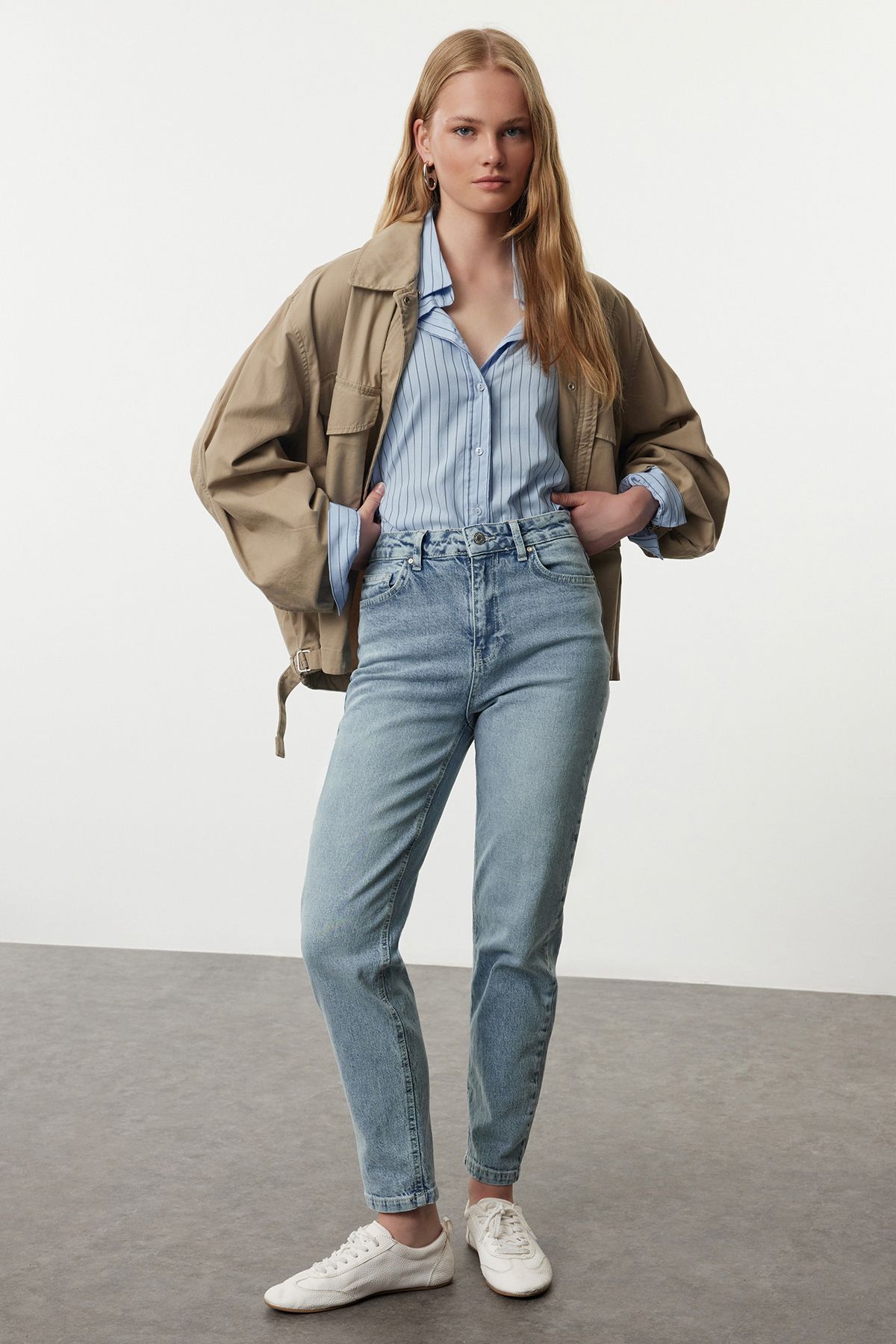 Trendyol Collection Jasnoniebieskie Dopasowane Jeansy Mom Jeans - Kobieta - 40