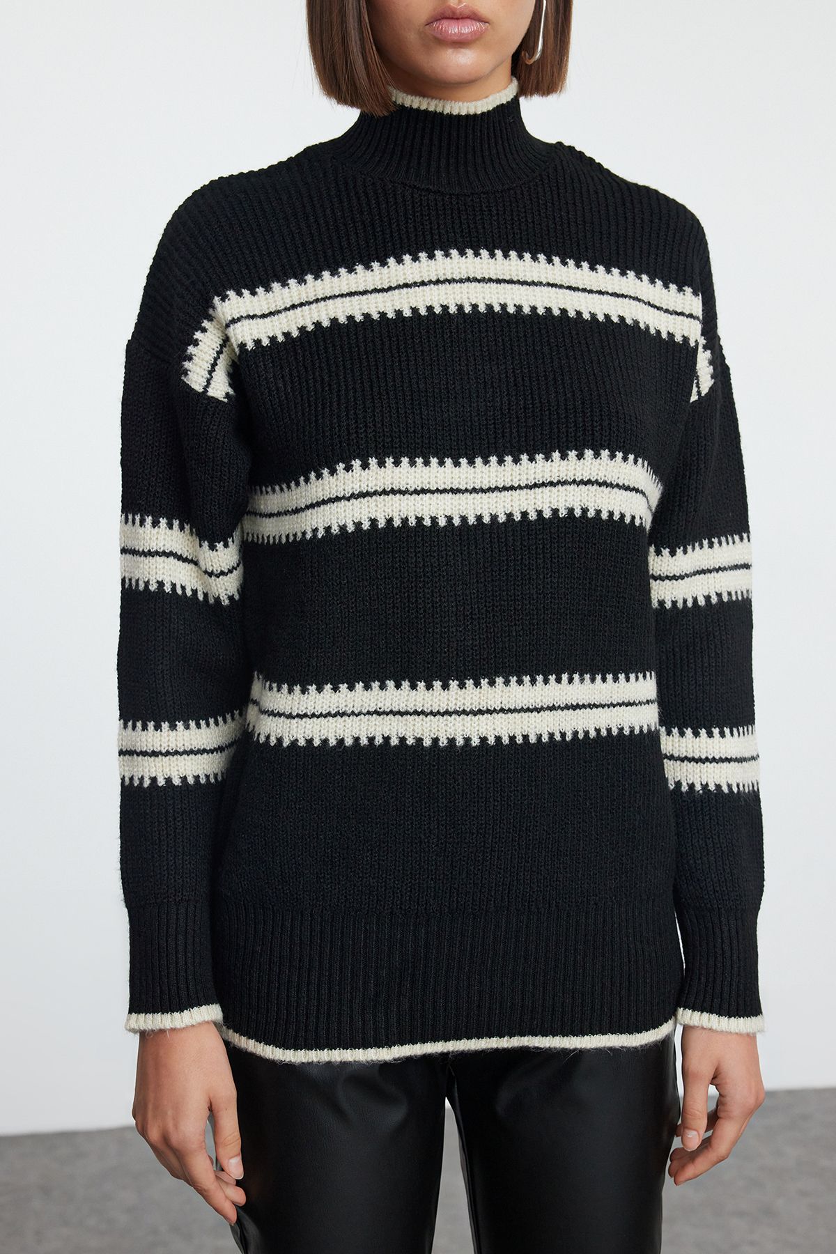 Trendyol Collection-Rollkragenpullover, gestreift, weicher Strickpullover – weite Passform TWOAW25KZ00236 3