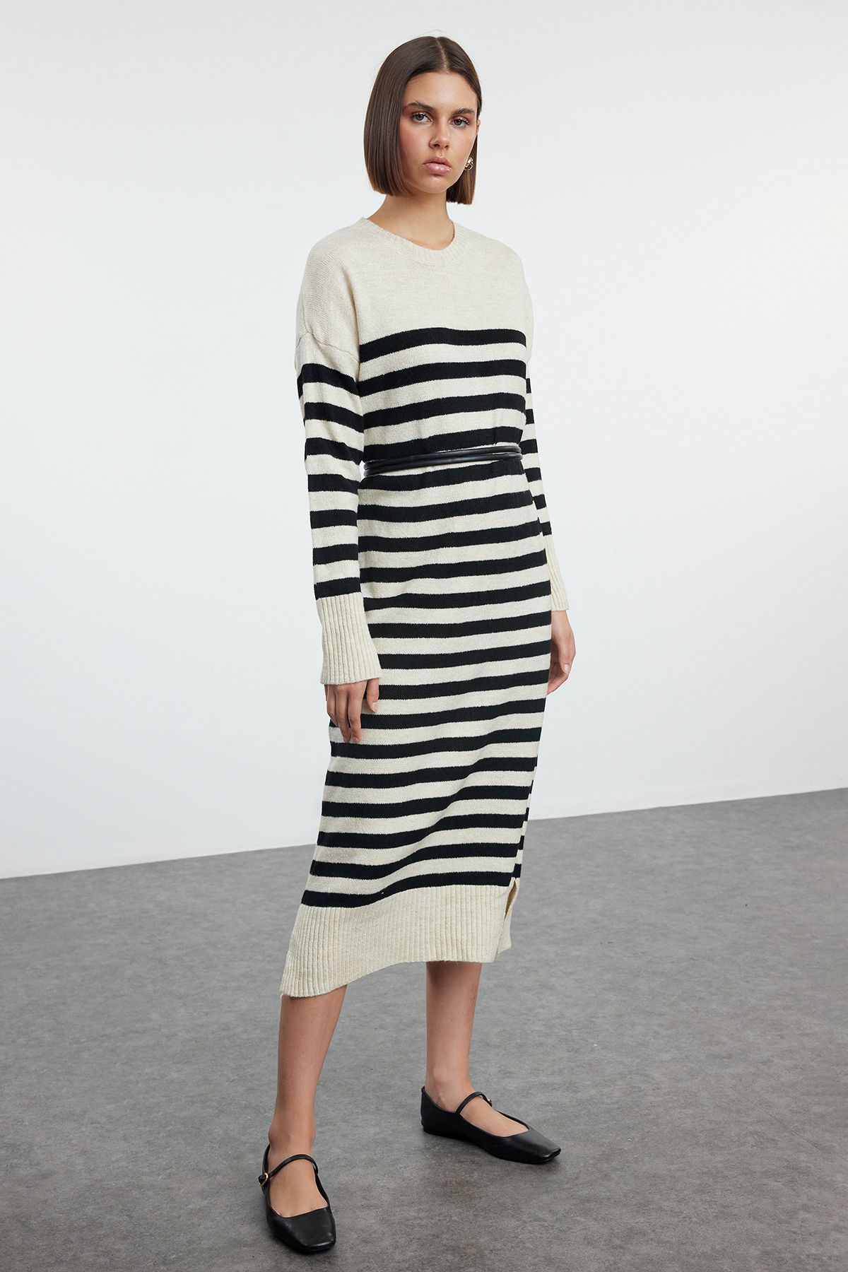 Trendyol Collection Miękka, Teksturowana, Długa Sukienka Dzianinowa W Paski Z Kamieni - Twoaw25el00080 Kobieta - M
