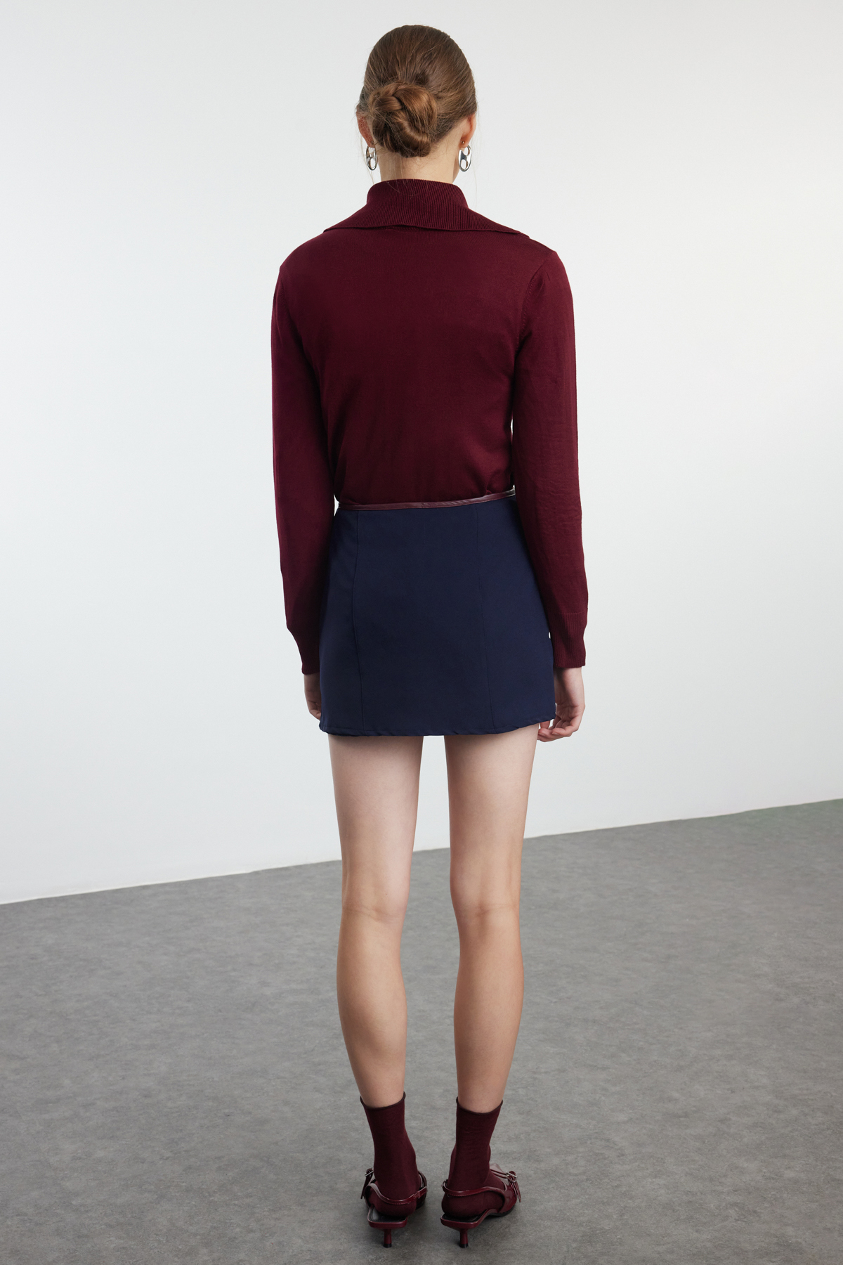 Trendyolmilla  Lacivert Kemerli Mini Dokuma Etek Görünümlü Şort TWOAW25SR00027 - Görsel 6