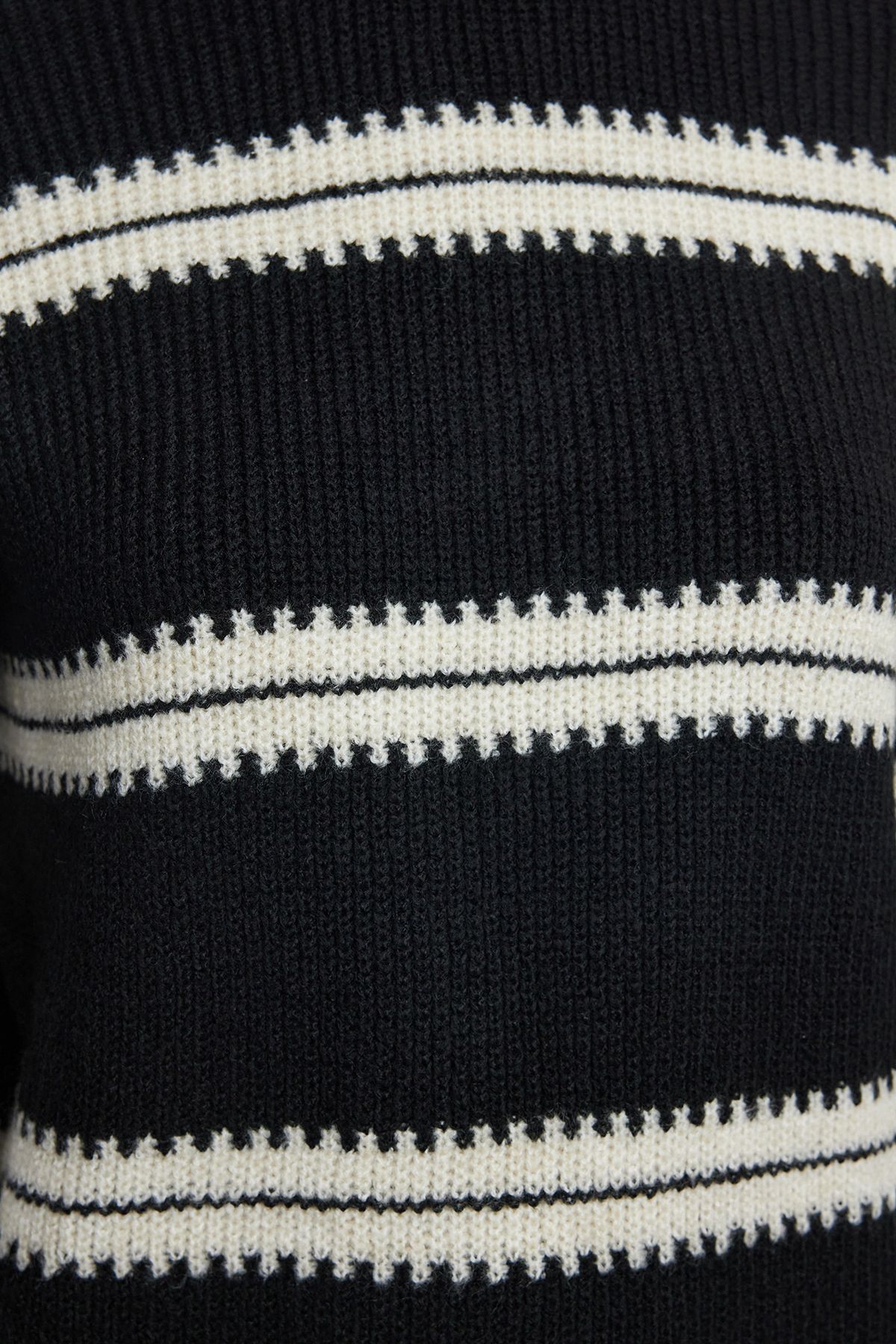 Trendyol Collection-Rollkragenpullover, gestreift, weicher Strickpullover – weite Passform TWOAW25KZ00236 4