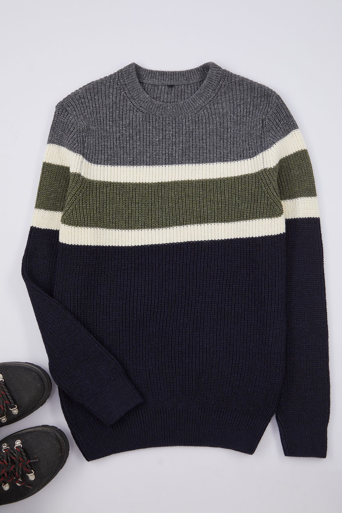 Trendyol Collection Antracytowy Sweter Z Okrągłym Dekoltem I Dopasowanym Krojem - Wełna, Blok Kolorów Tmnaw22kz0343 Mężczyzna - M