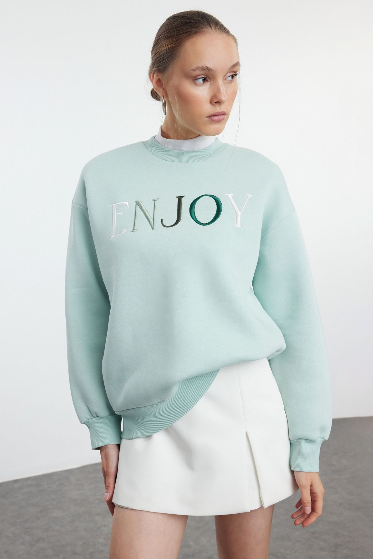 Trendyol Collection Bluza Dzianinowa Z Okrągłym Dekoltem I Haftowanym Napisem Mint Slogan - Regularny Krój Kobieta - L