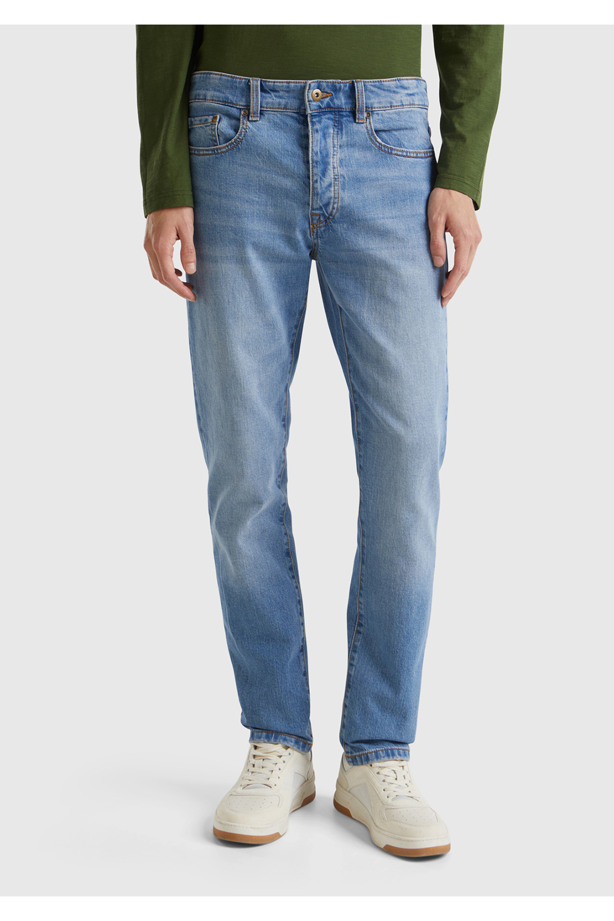 یونایتد کالرز آو بنتون شلوار جین مردانه از جنس کتان با برچسب لوگو در پشت و جیب‌ها