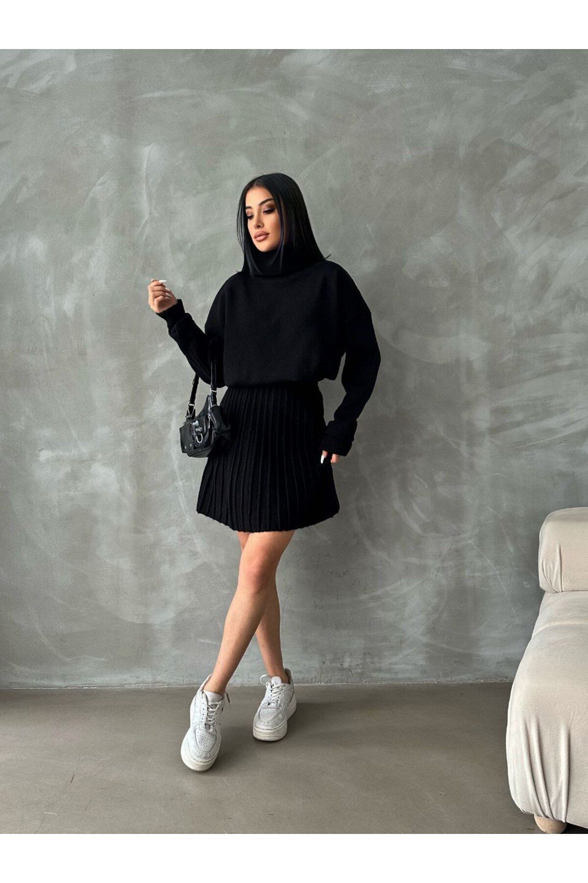 طقم تريكو نسائي مع تنورة مطوية أسود لإطلالة يومية - Görsel 3